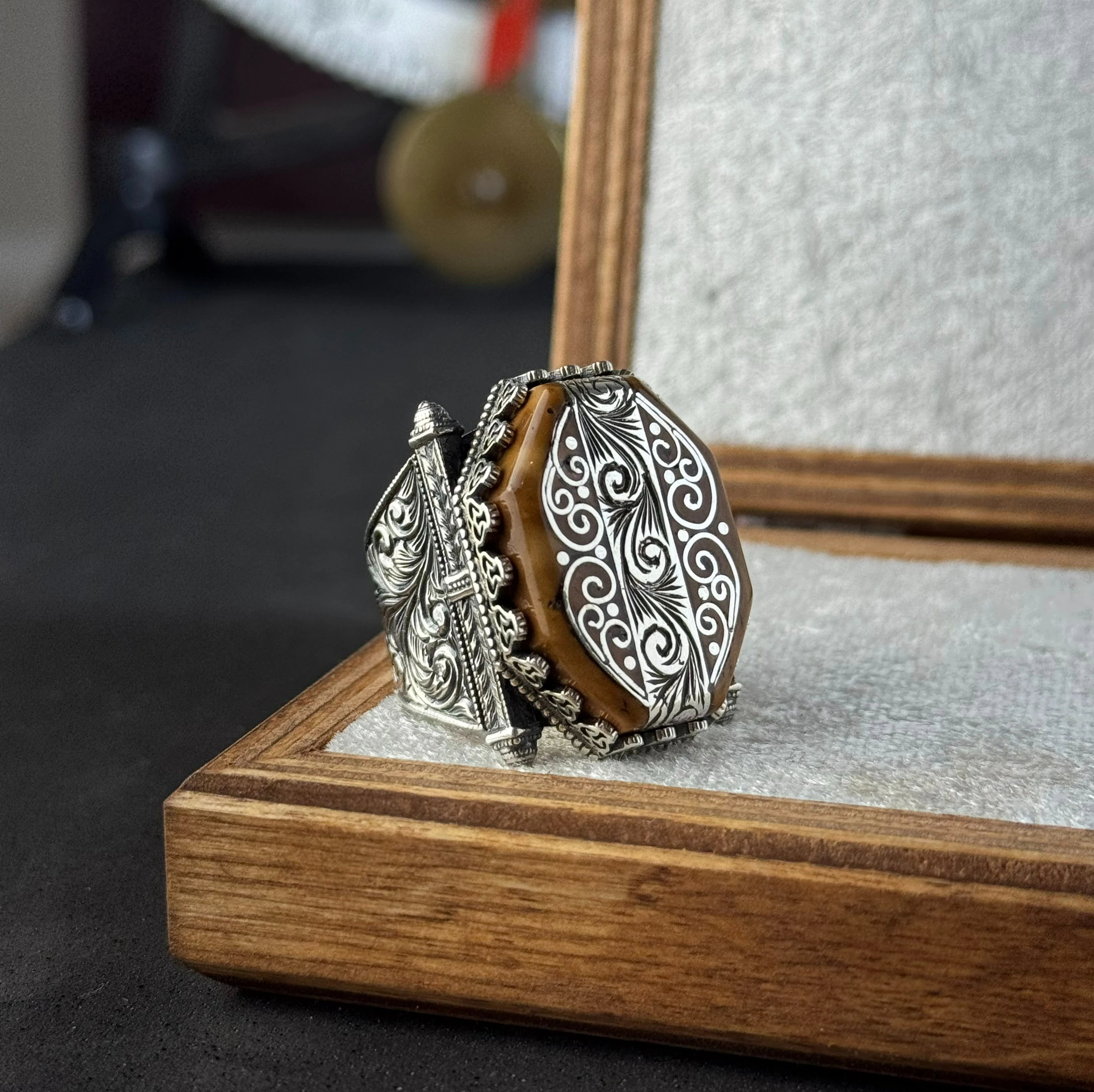 Kuka Üzerine Telkari Ve Kalem İşlemeli 925 Ayar Gümüş Yüzük