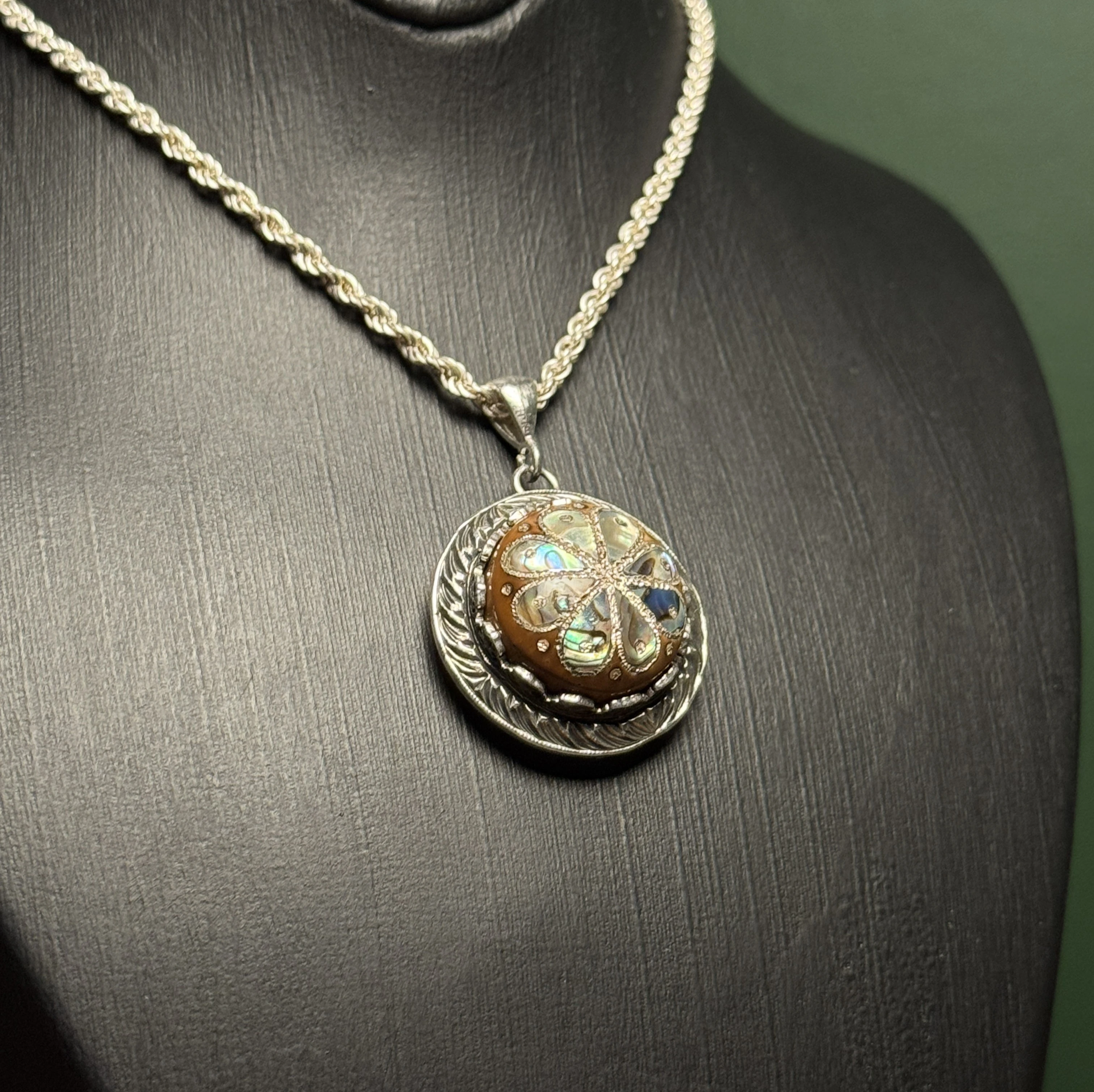 Kuka Üzerine Abalon Sedef Kakmalı 925 Ayar Gümüş Telkari Kolyе