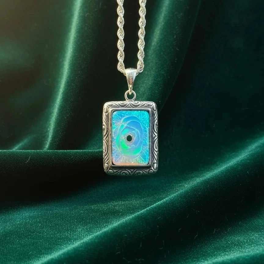 Beyaz Opal Oyma Nakkaş İşcilikli 925 Ayar Gravür Desenli Gümüş Kolye