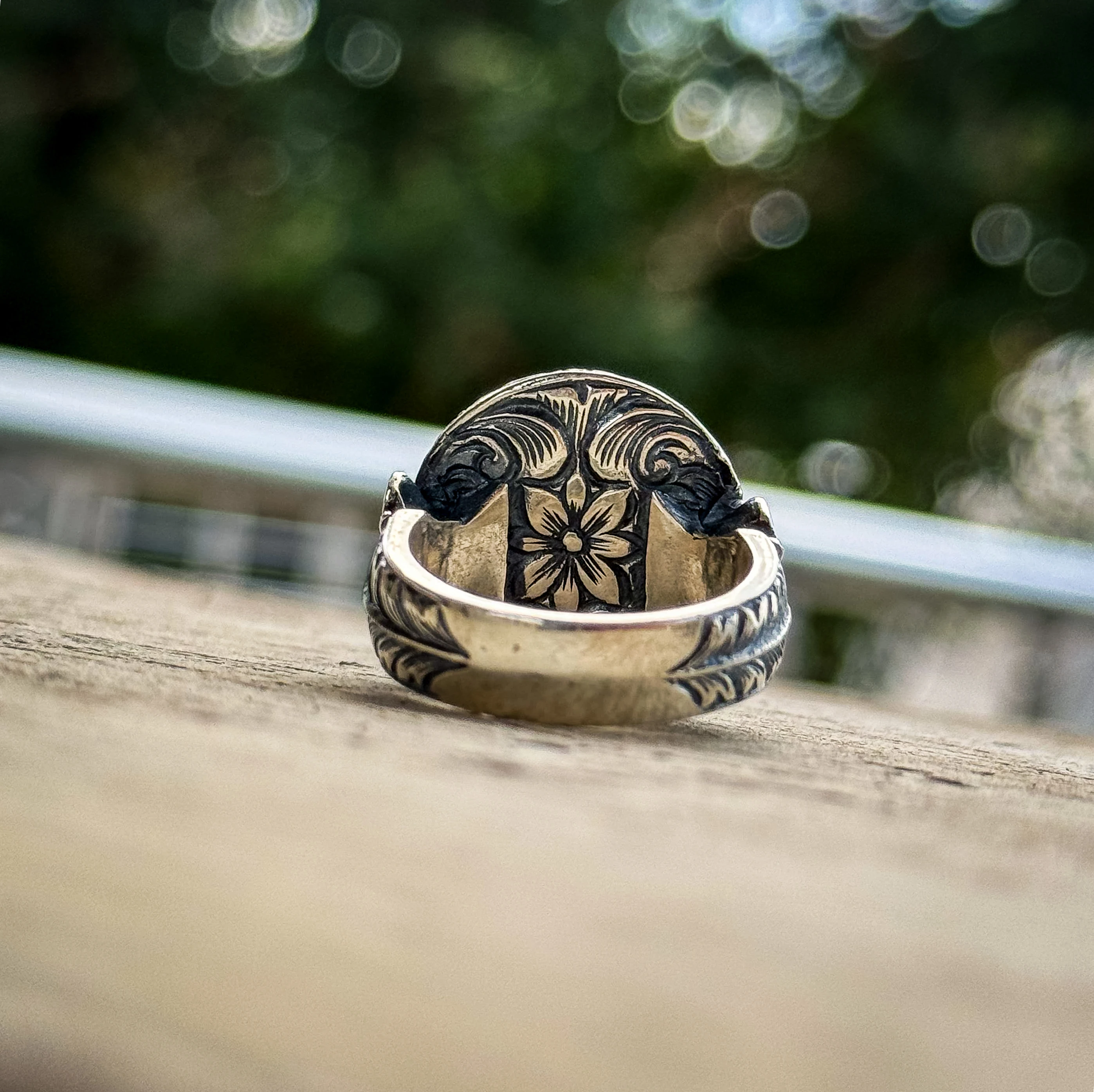 Oyma İşcilikli Gül Desenli Kalem Motifli 925 Ayar Kasa Gümüş Erkek Yüzük