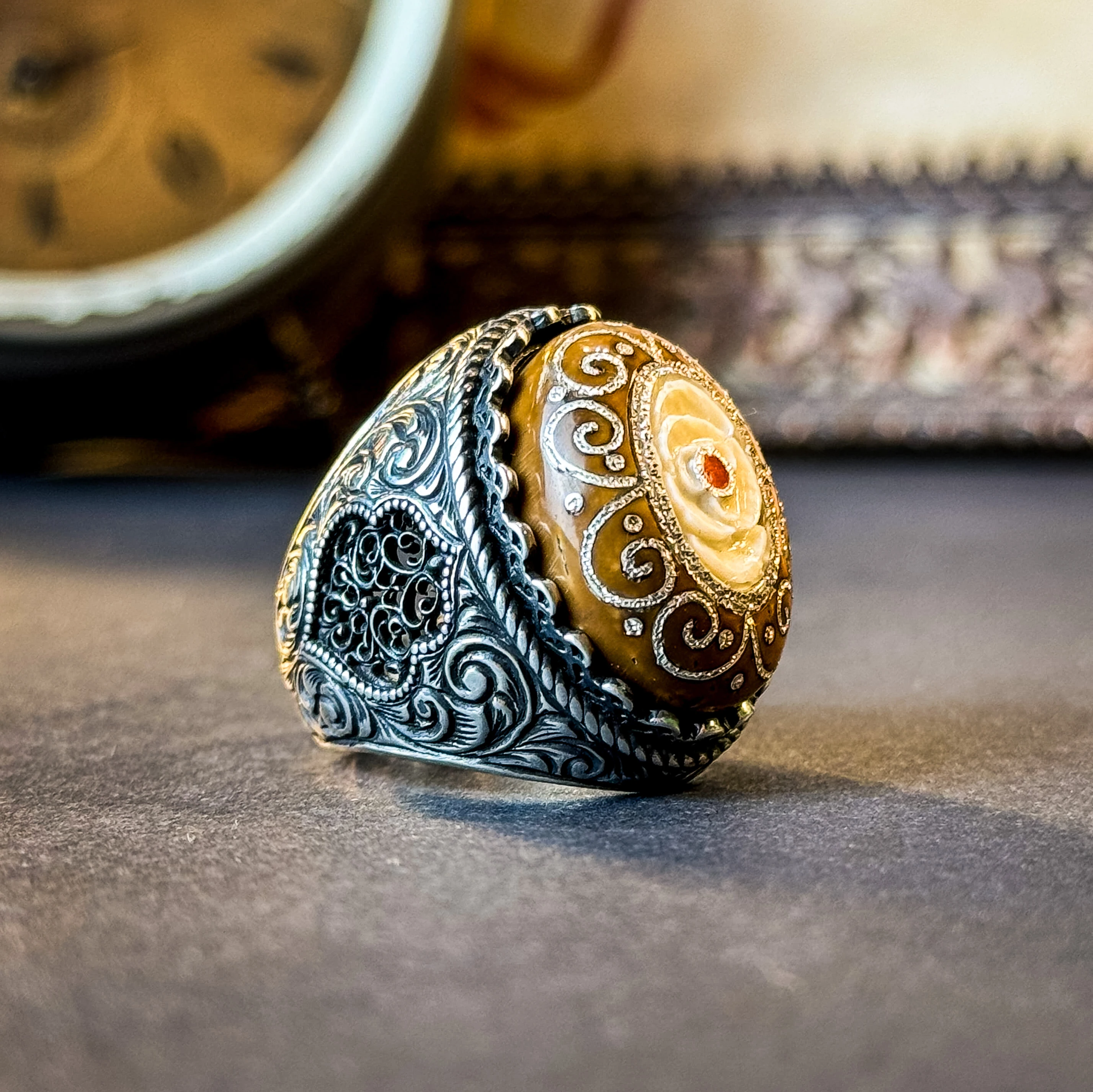 Kuka Taşı Telkari ve Oyma İşcilikli Tunus Mercanı Kakma 925 Ayar Gümüş Yüzük