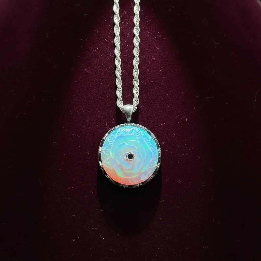 Beyaz Opal Nakkaş İşçilikli 925 Ayar Gravür Desenli Gümüş Kolye