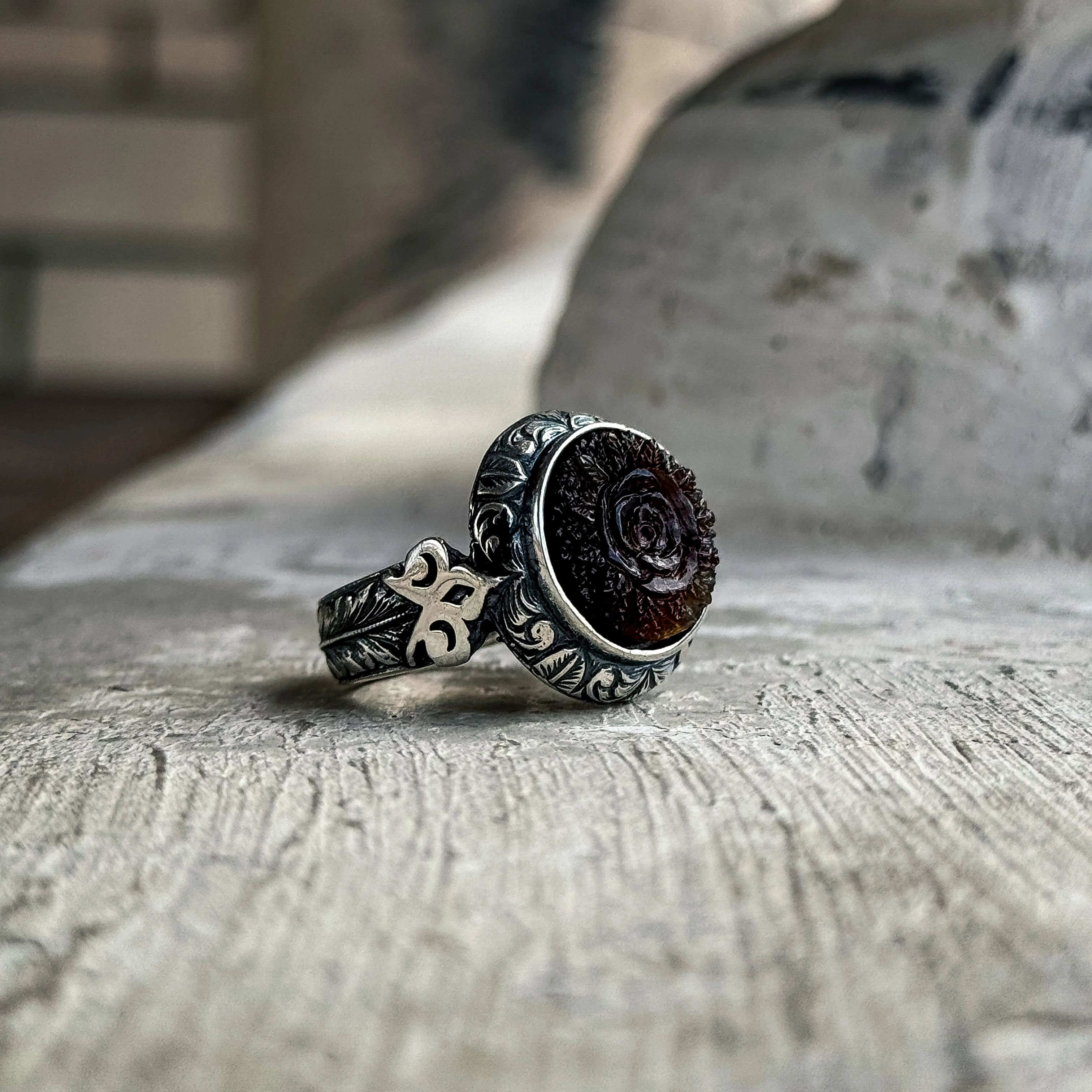 Oyma İşcilikli Gül Desenli Kalem Motifli 925 Ayar Kasa Gümüş Erkek Yüzük