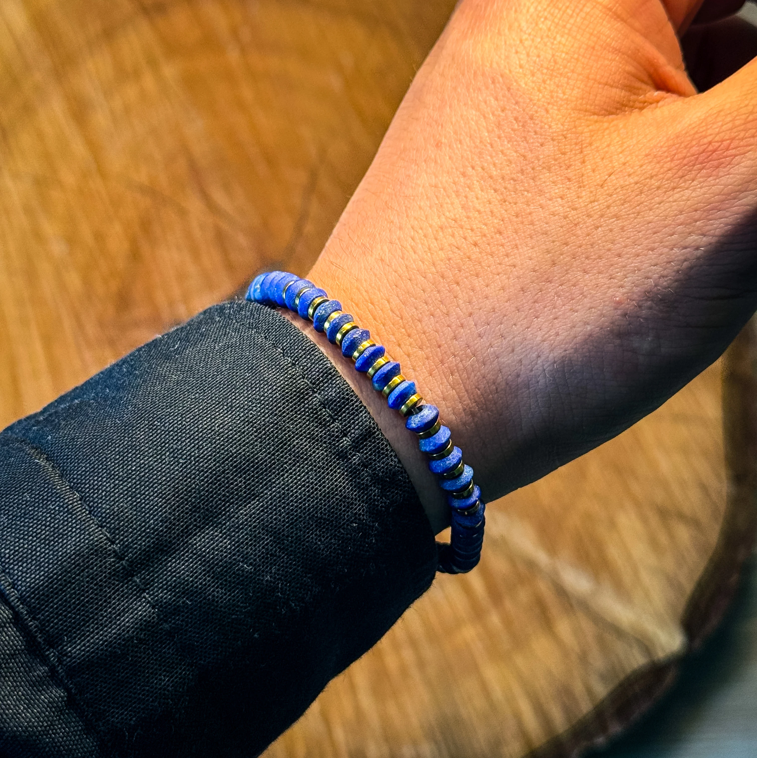 El İşçiliği Gravür Desenli Lapis Lazuli ve Hematit Doğaltaş Bileklik