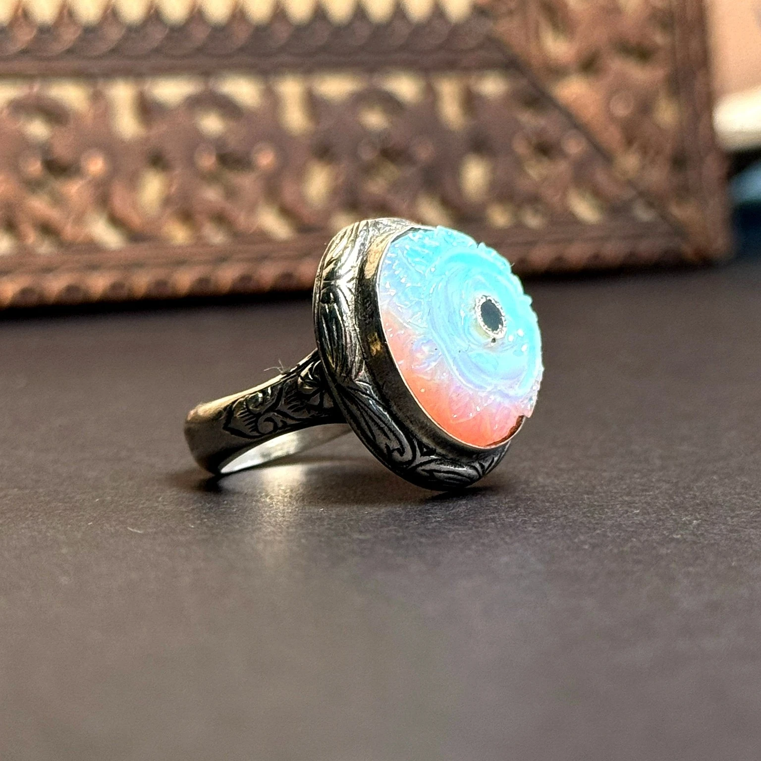 Yuvarlak Oyma İşçilikli Beyaz Opal Taşlı 925 Ayar Gümüş Yüzük