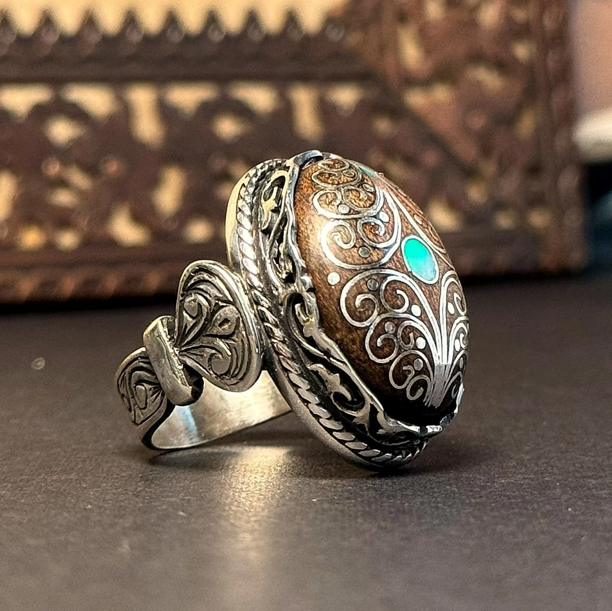 Eski Usul Telkari Ceviz Ağacı Üzerine 1000 Ayar Gümüş ve Opal Kakmalı 925 Ayar Gümüş Yüzük