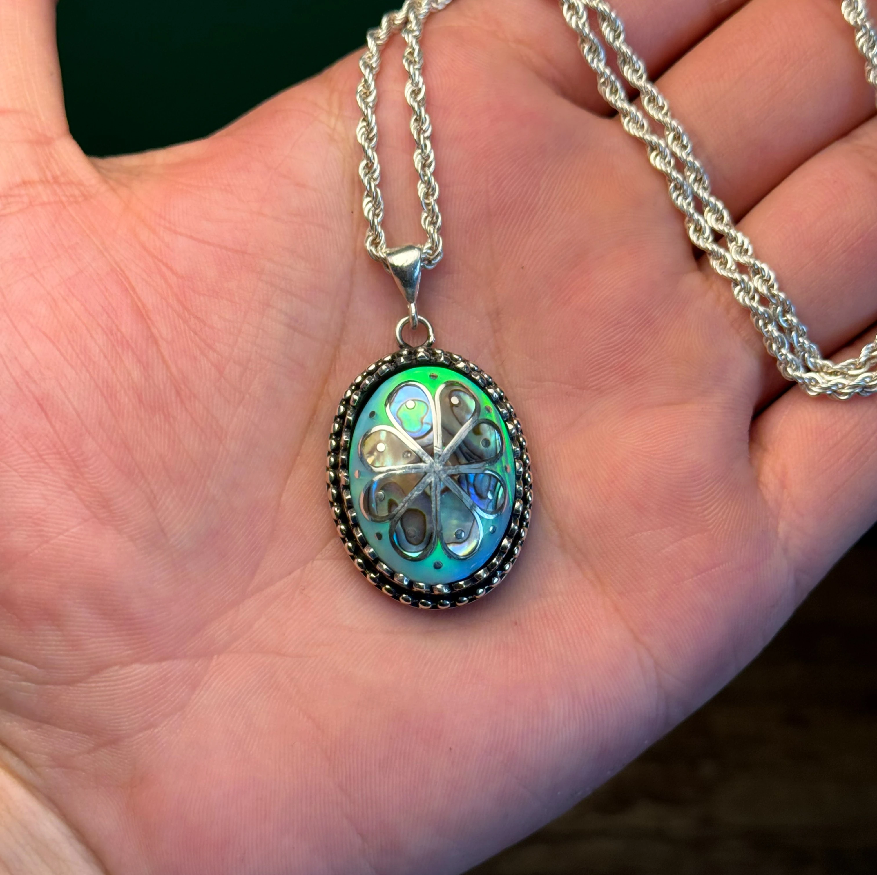 Beyaz Opal Üzeri Abalon Sedef Kakma & 1000 Ayar Gümüş Telkari Kolyе