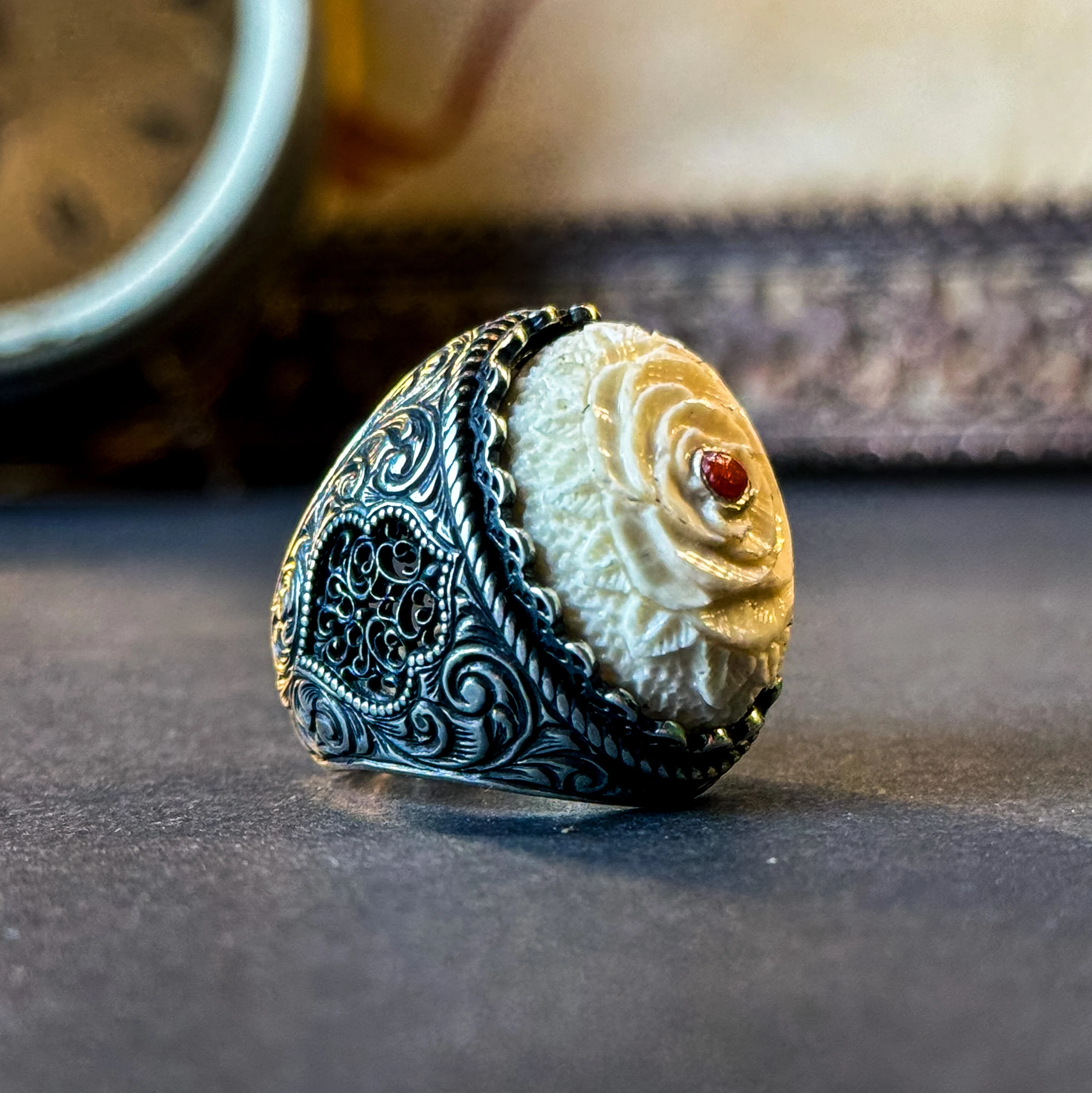 Doğaltaş Oyma Nakkaş İşçilikli Tunus Mercanı Kakma 925 Ayar Gümüş Yüzük