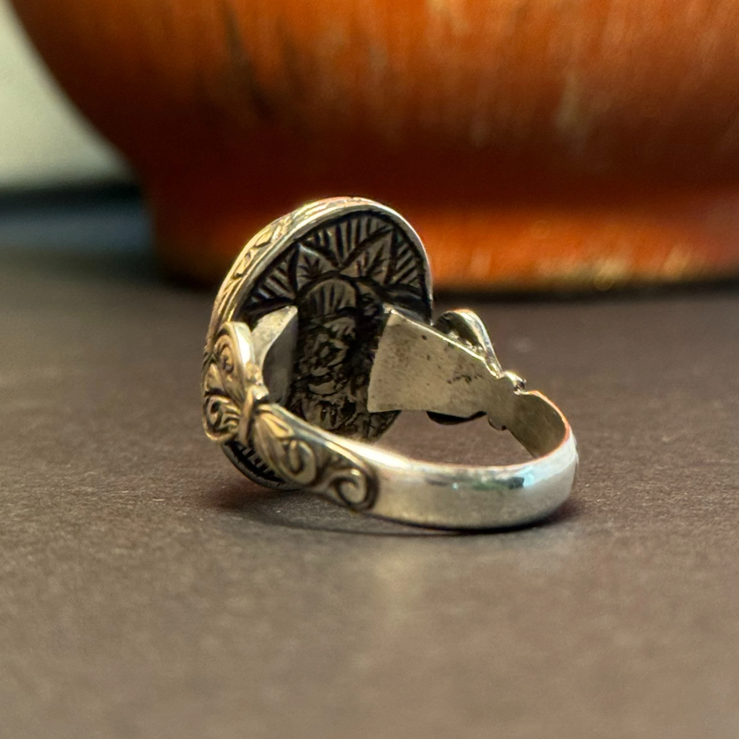 Oyma İşçilikli Beyaz Opal Taşlı 925 Ayar Gümüş Yüzük