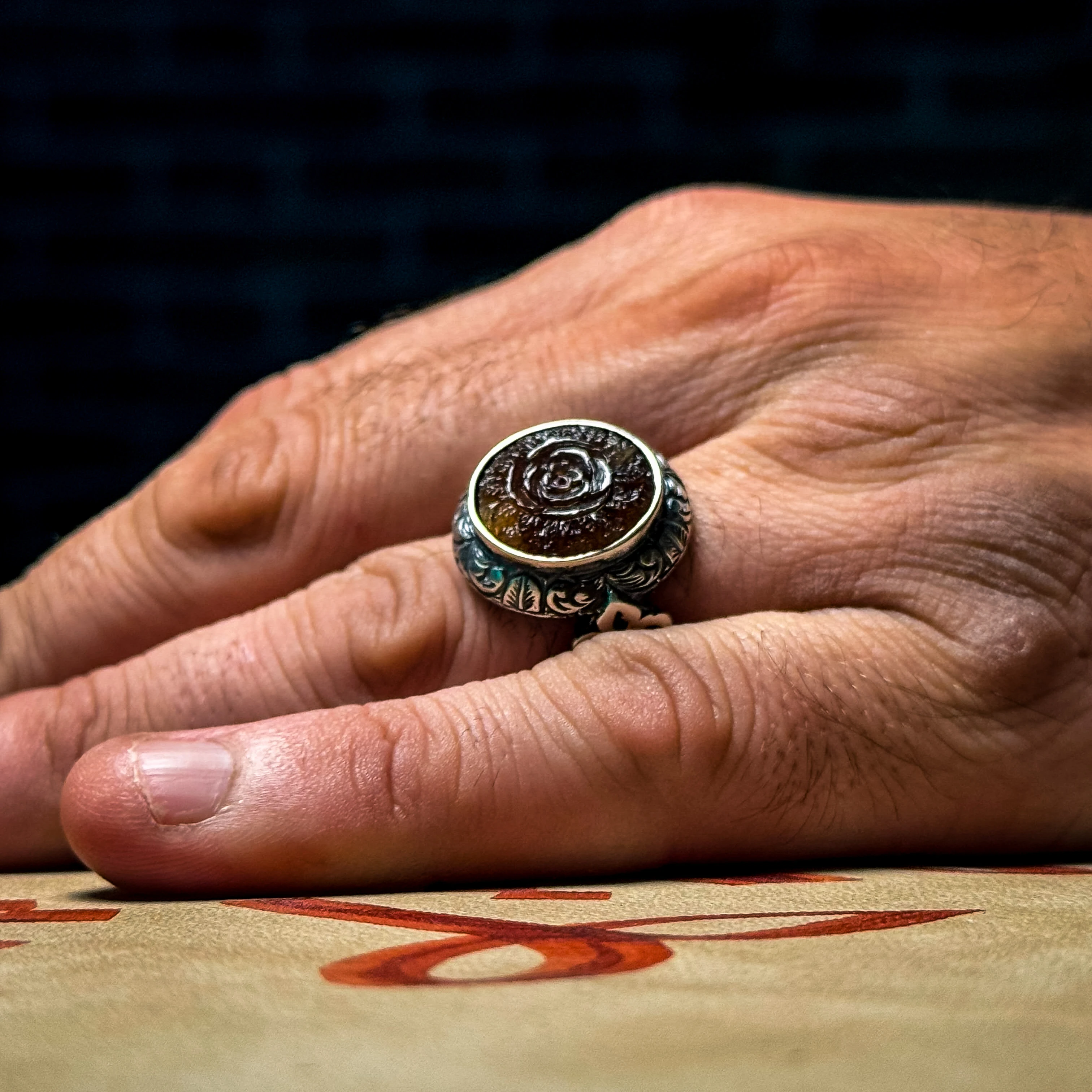 Oyma İşcilikli Gül Desenli Kalem Motifli 925 Ayar Kasa Gümüş Erkek Yüzük