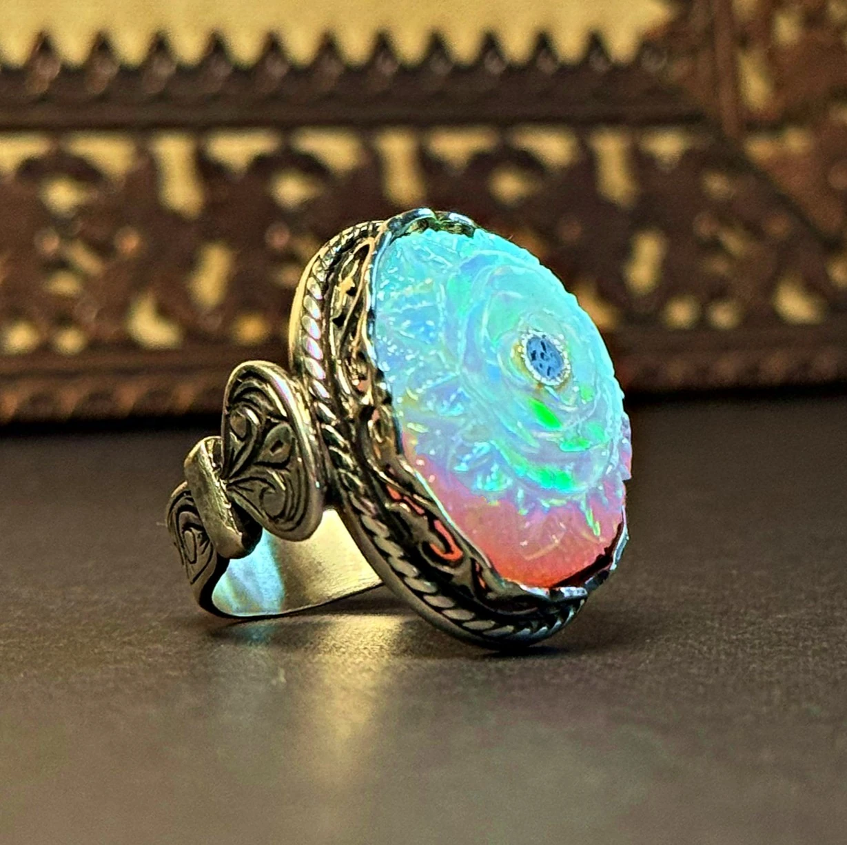 Beyaz Opal Oyma Nakkaş İşçiliği 925 Ayar Gümüş Yüzük