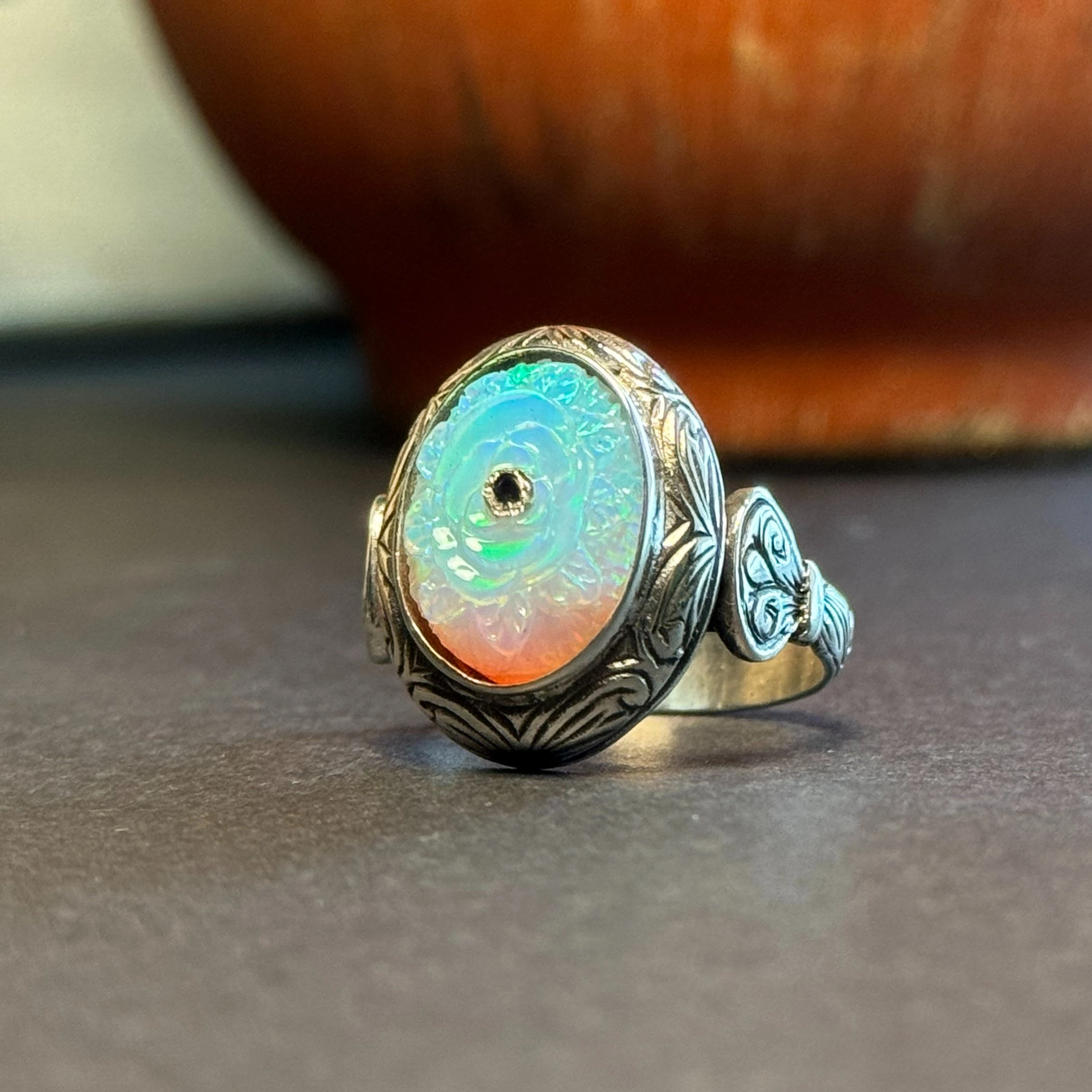 Oyma İşçilikli Beyaz Opal Taşlı 925 Ayar Gümüş Yüzük