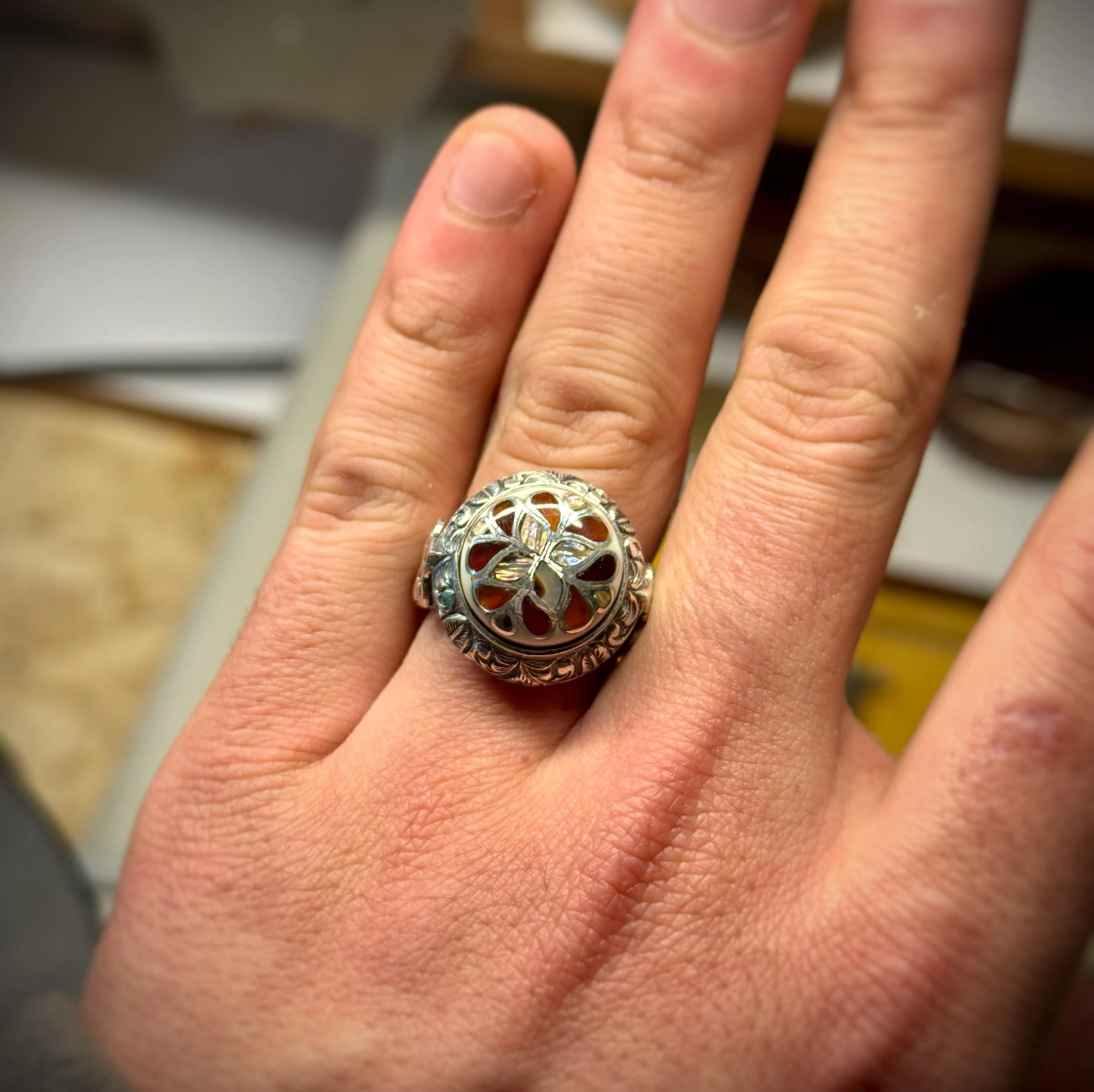 Zamanı Aşan Bir Zarafet - Bağa ve Abalon Sedef Kakma Telkari İşcilikli 925 Ayar Gümüş Yüzük