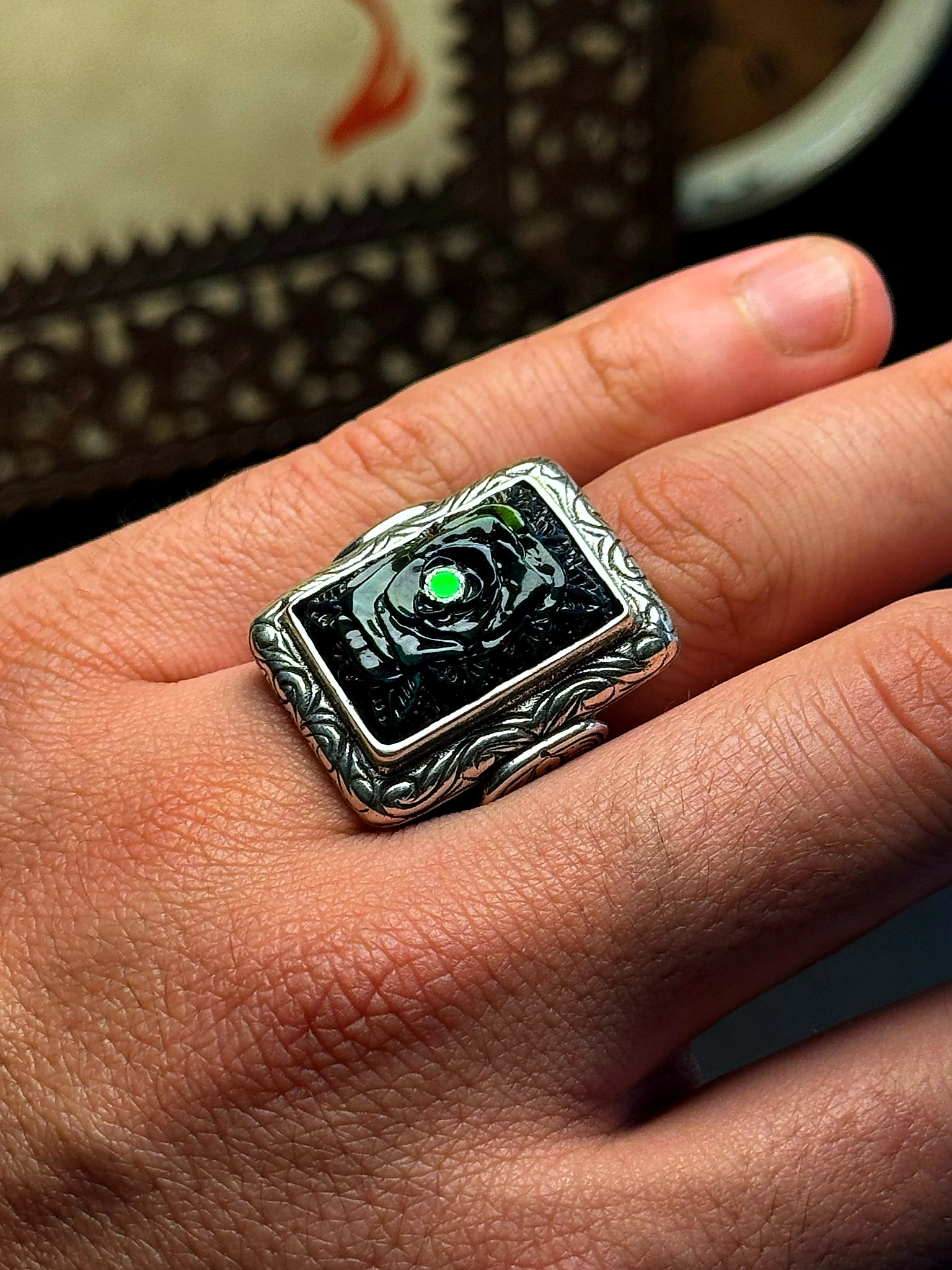 Oyma İşçilikli Siyah Opal Taşlı Dikdörtgen Model 925 Ayar Gümüş Yüzük