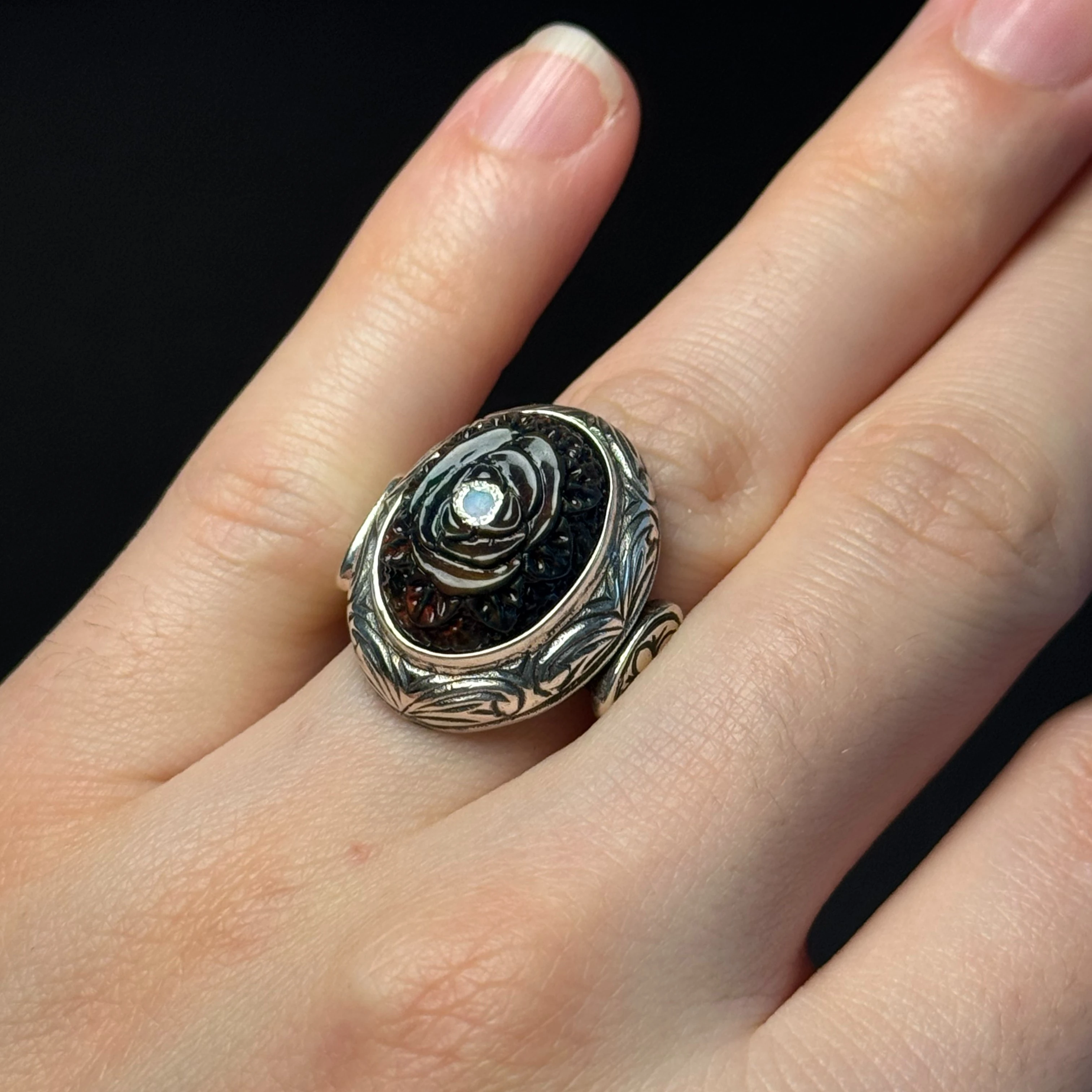 Oyma İşçilikli Siyah Opal Taşlı 925 Ayar Gümüş Yüzük