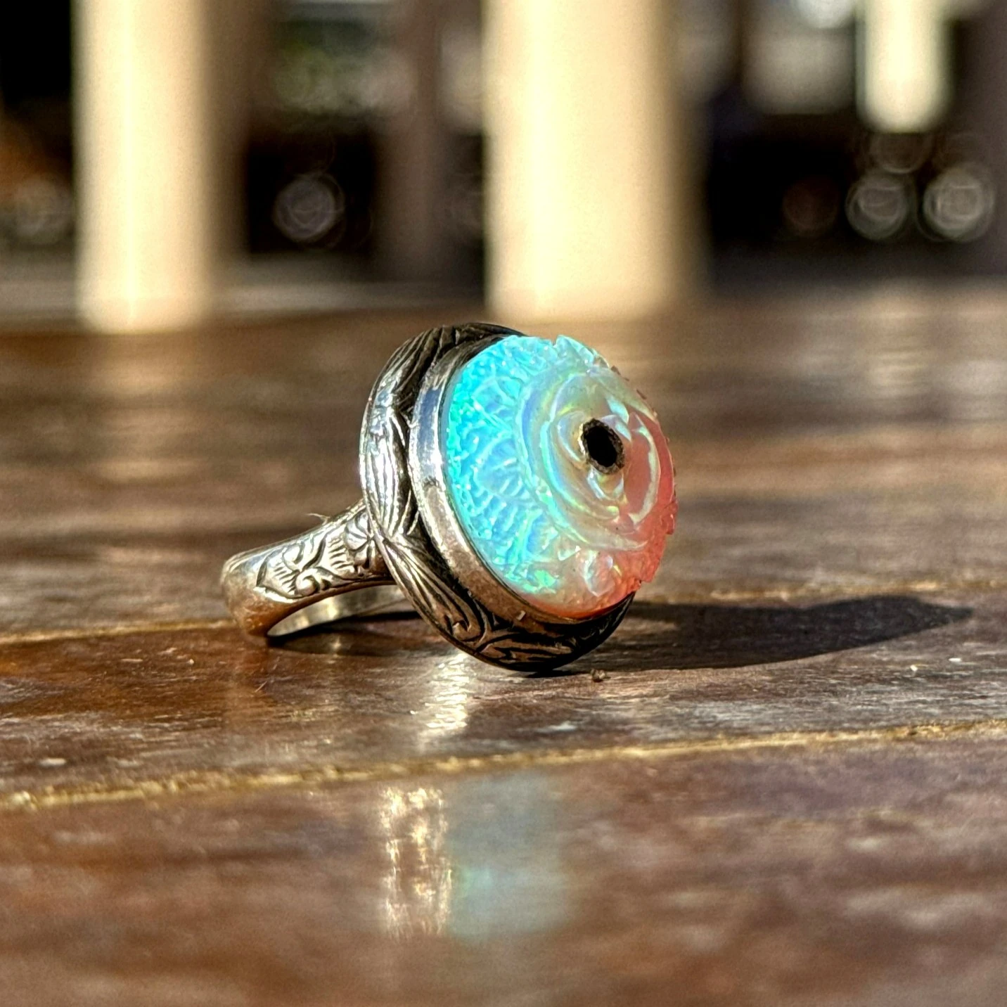 Yuvarlak Oyma İşçilikli Beyaz Opal Taşlı 925 Ayar Gümüş Yüzük