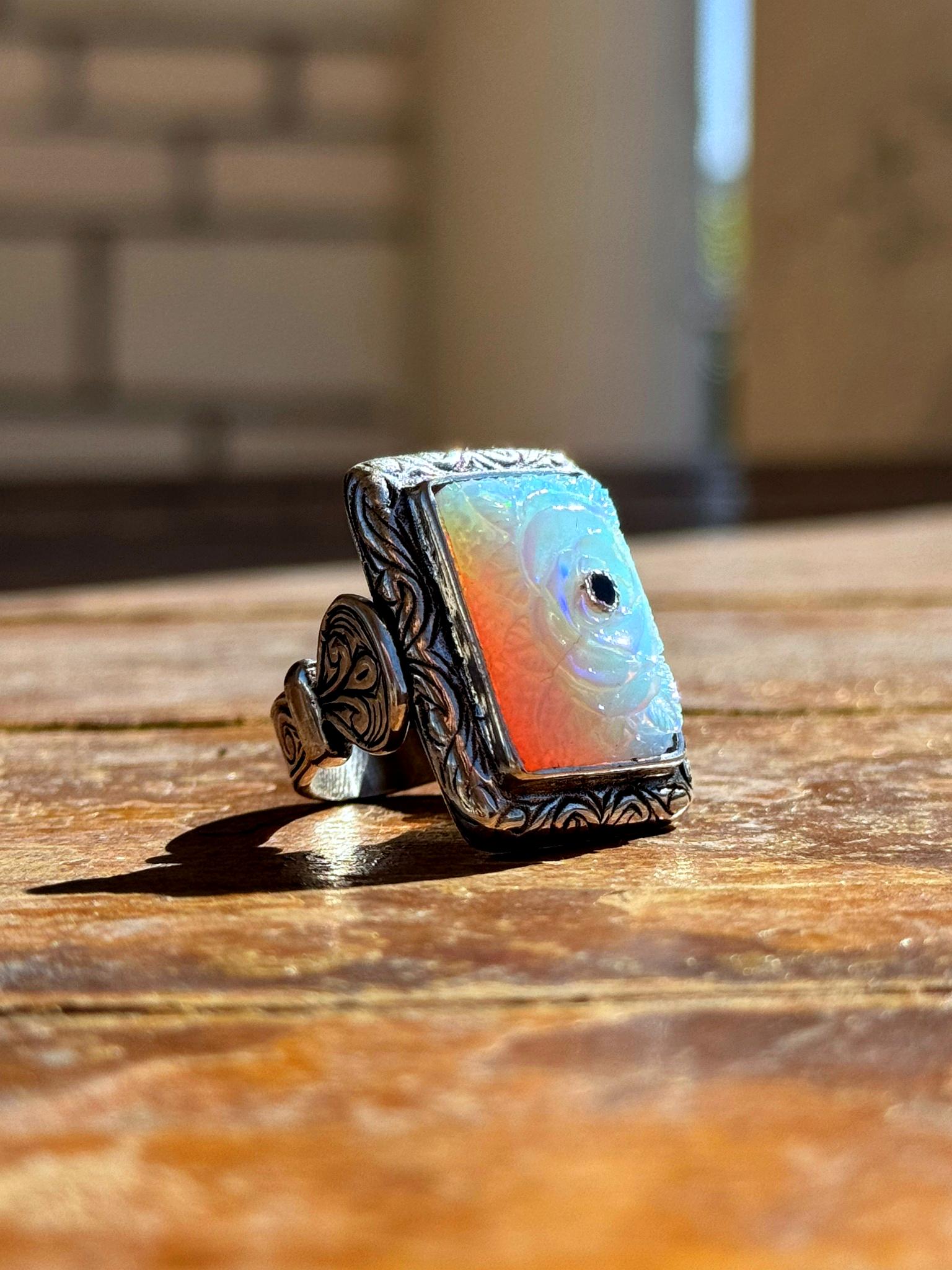 Oyma İşçilikli Beyaz Opal Taşlı Dikdörtgen 925 Ayar Gümüş Yüzük