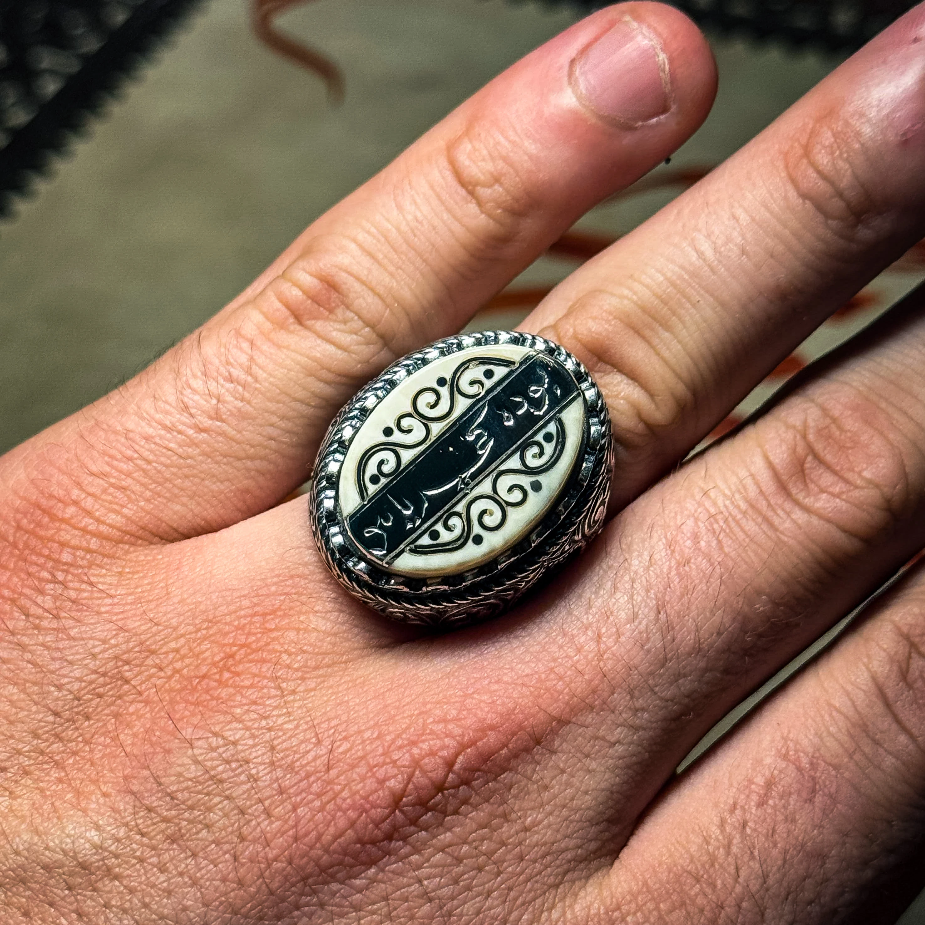 Bu Da Geçer Ya Hu Yazılı Kalem ve Telkari İşçilikli 925 Ayar Gümüş Yüzük