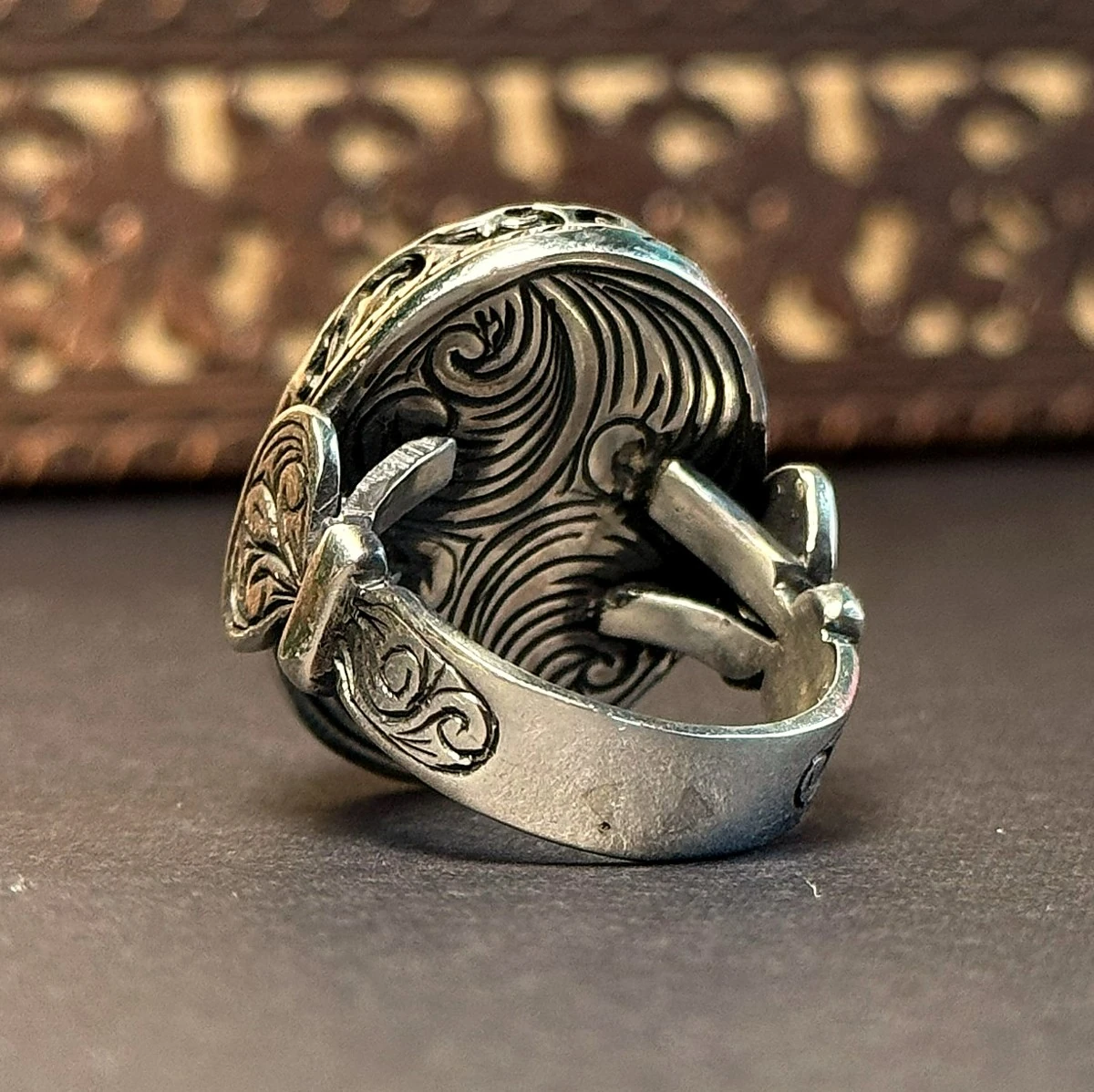 Eski Usul Telkari Ceviz Ağacı Üzerine 1000 Ayar Gümüş ve Opal Kakmalı 925 Ayar Gümüş Yüzük