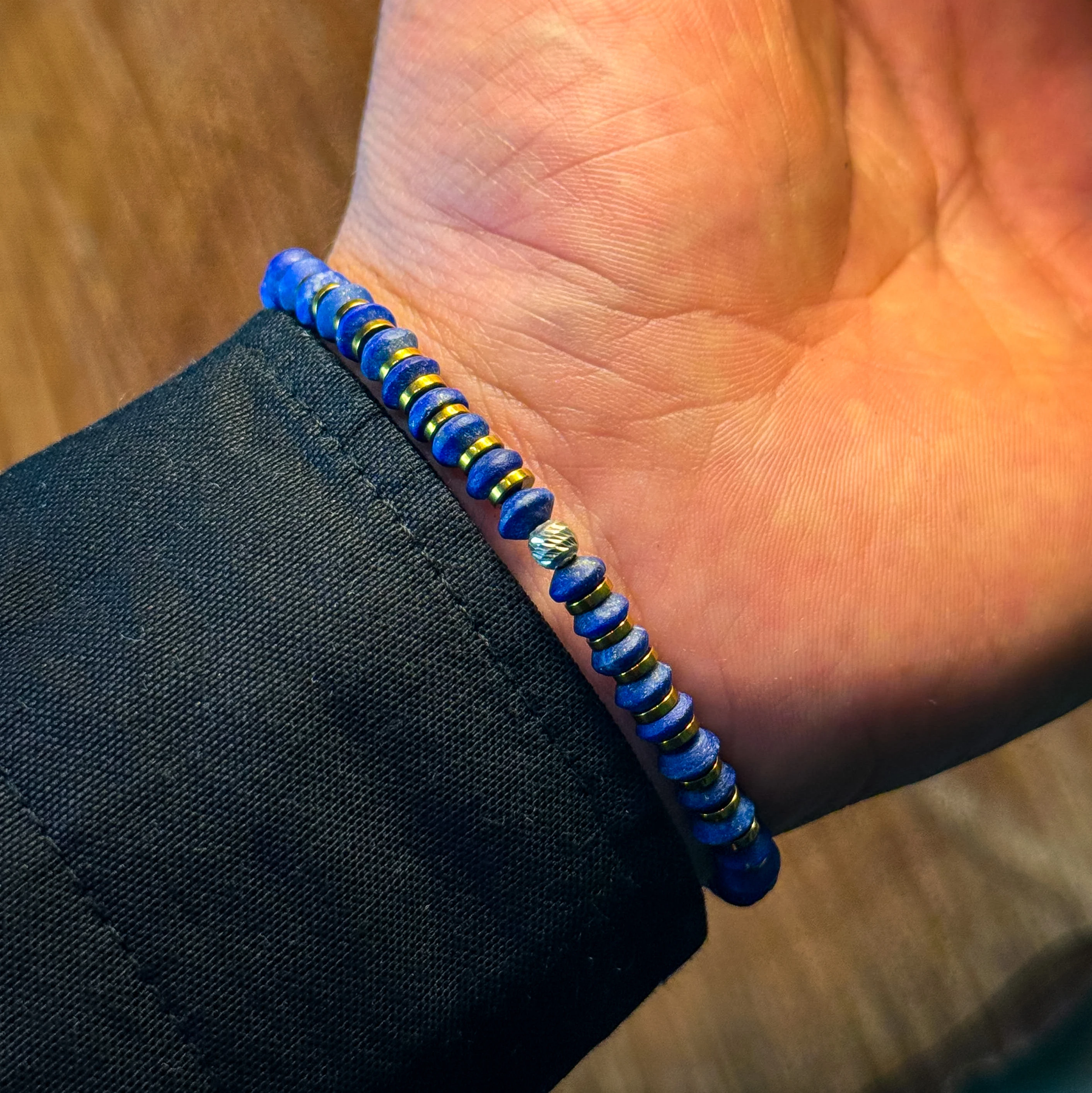 El İşçiliği Gravür Desenli Lapis Lazuli ve Hematit Doğaltaş Bileklik