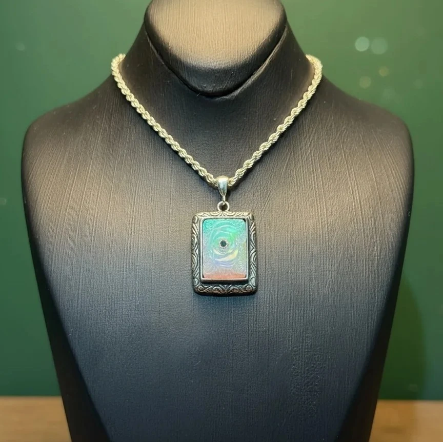 Beyaz Opal Oyma Nakkaş İşcilikli 925 Ayar Gravür Desenli Gümüş Kolye