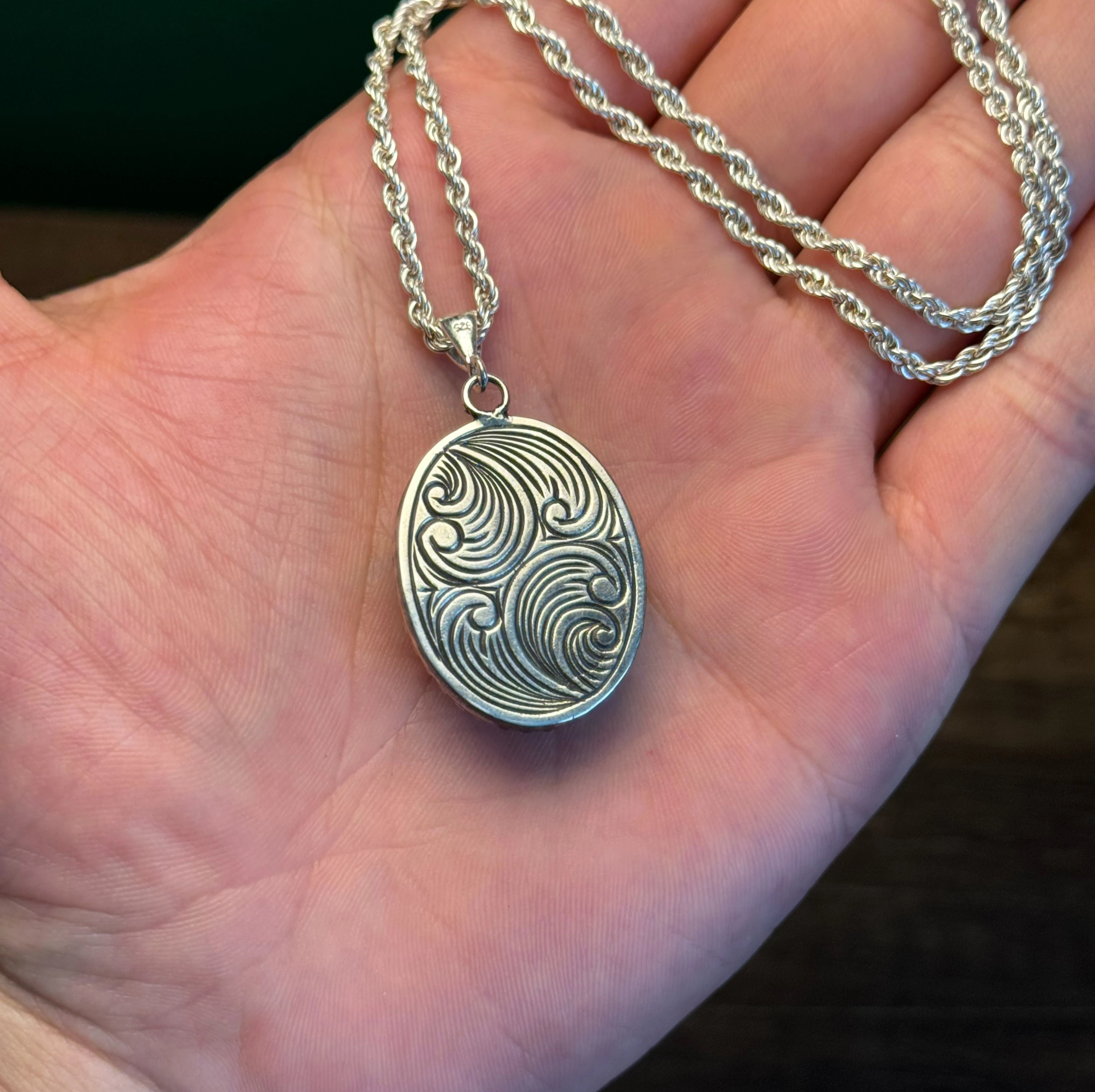 Beyaz Opal Üzeri Abalon Sedef Kakma & 1000 Ayar Gümüş Telkari Kolyе