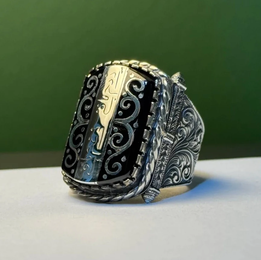 Erzurum Oltu Taşı Yüzük – 1000 Ayar Telkârî İşleme – Kalem İşi “Ne Dem Bâki Ne Gam Bâki” – 925 Ayar Gümüş El İşçiliği