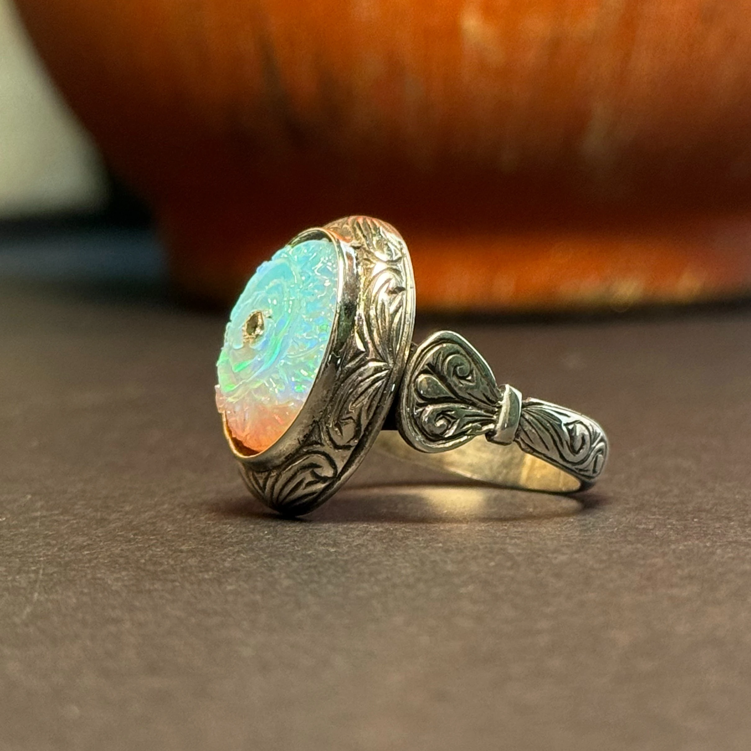 Oyma İşçilikli Beyaz Opal Taşlı 925 Ayar Gümüş Yüzük