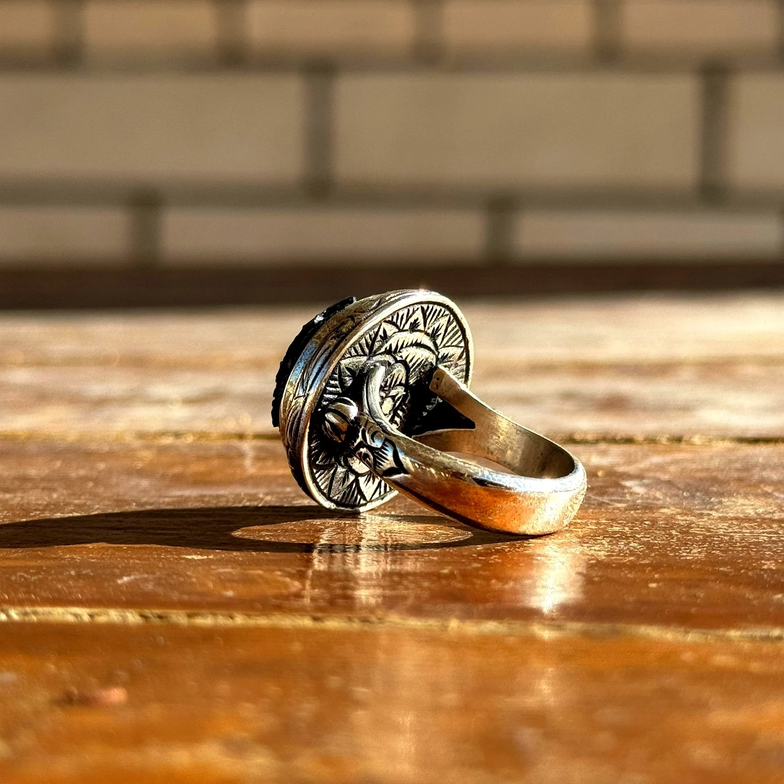 Yuvarlak Oyma İşçilikli Siyah Opal Taşlı 925 Ayar Gümüş Yüzük