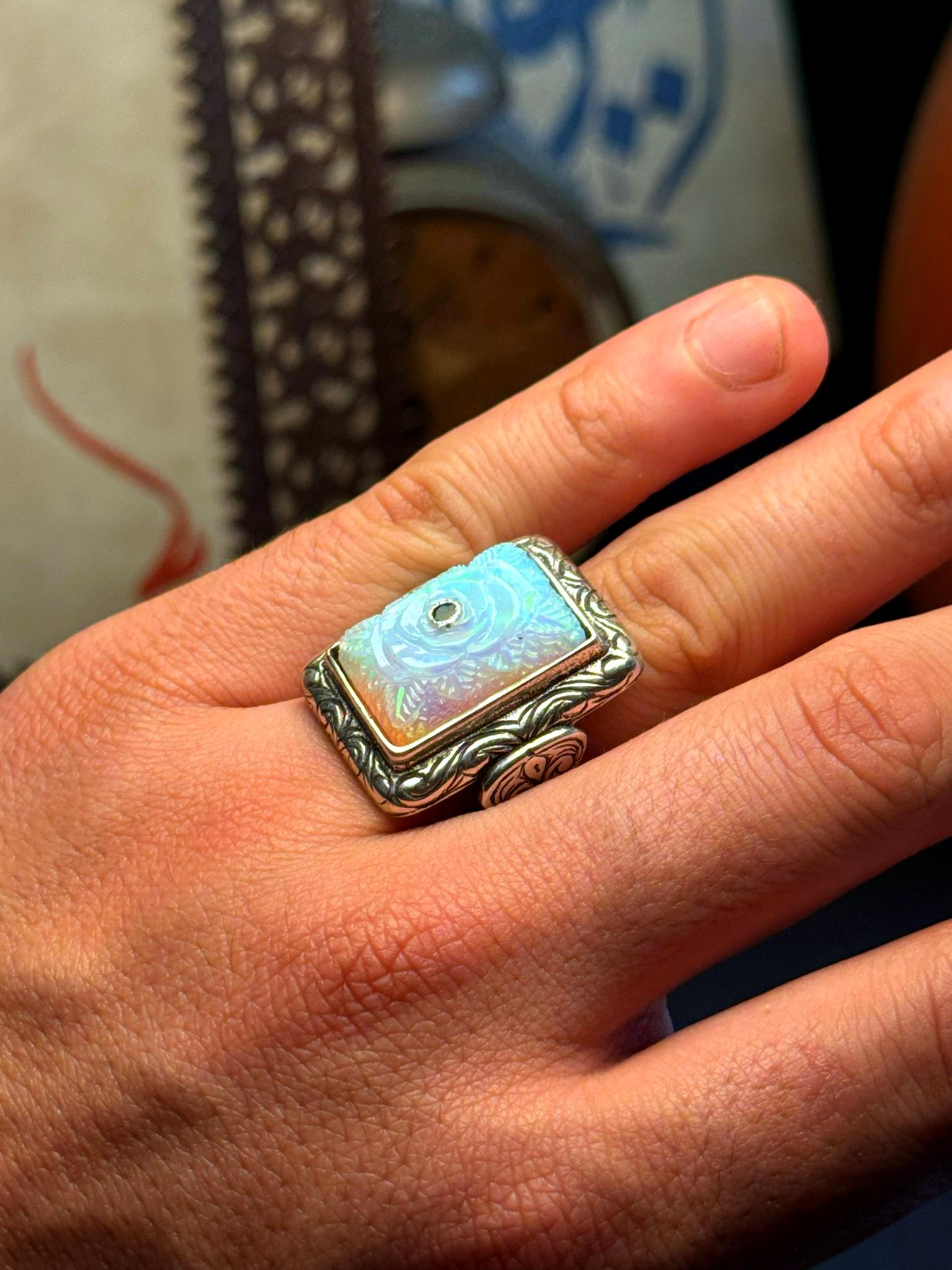 Oyma İşçilikli Beyaz Opal Taşlı Dikdörtgen 925 Ayar Gümüş Yüzük