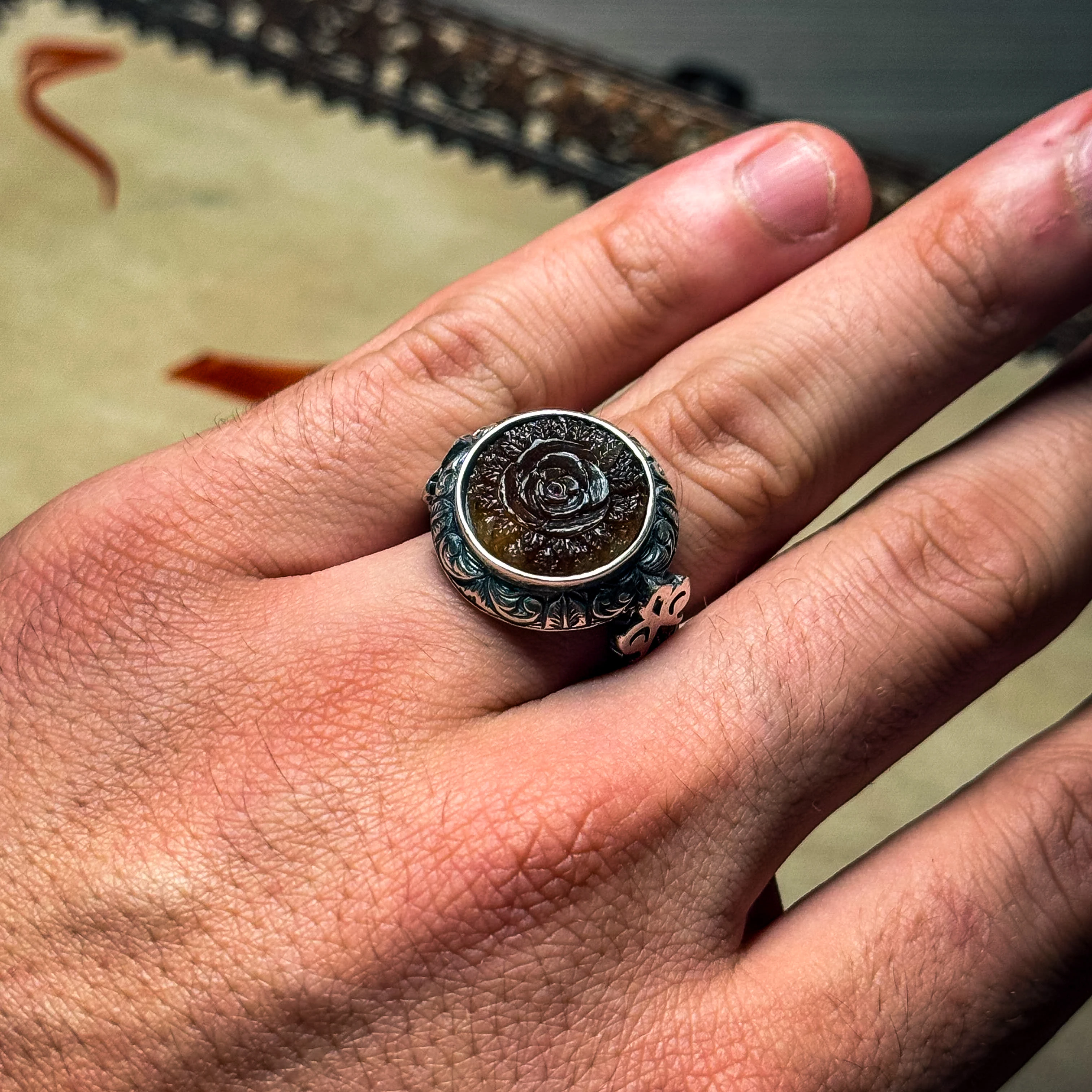 Oyma İşcilikli Gül Desenli Kalem Motifli 925 Ayar Kasa Gümüş Erkek Yüzük