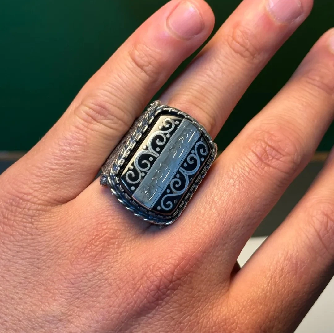 Erzurum Oltu Taşı Yüzük – 1000 Ayar Telkârî İşleme – Kalem İşi “Ne Dem Bâki Ne Gam Bâki” – 925 Ayar Gümüş El İşçiliği
