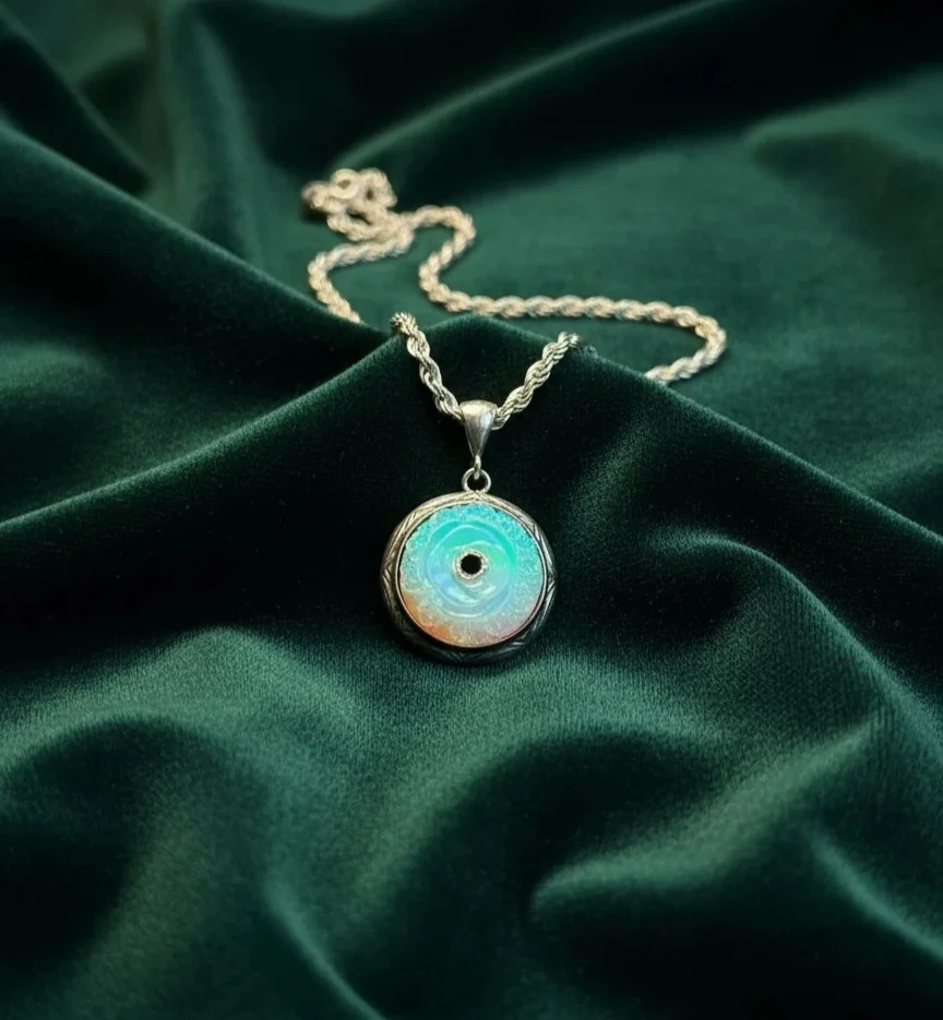 Beyaz Opal Nakkaş İşçilikli 925 Ayar Gravür Desenli Gümüş Kolye