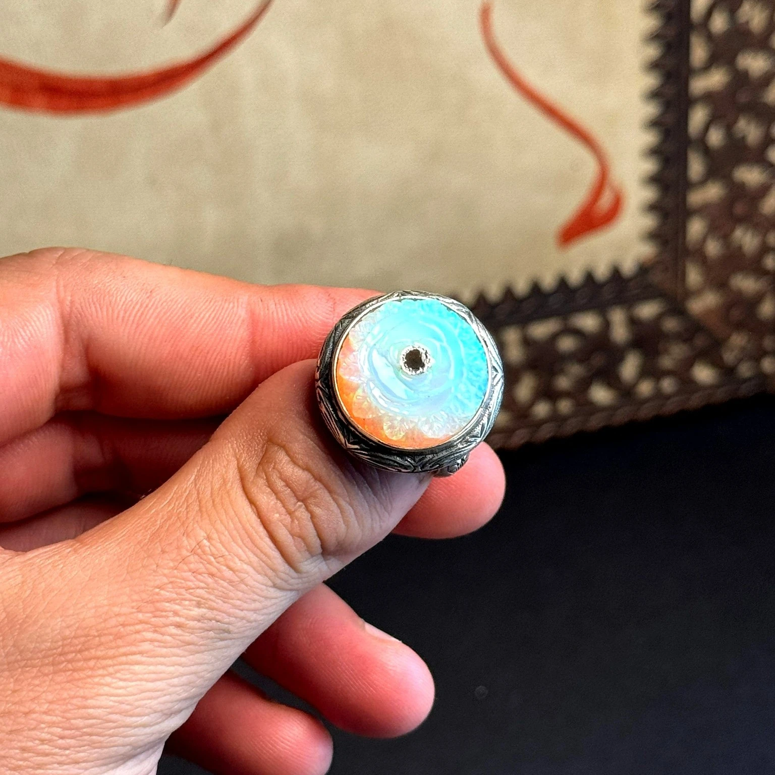 Yuvarlak Oyma İşçilikli Beyaz Opal Taşlı 925 Ayar Gümüş Yüzük