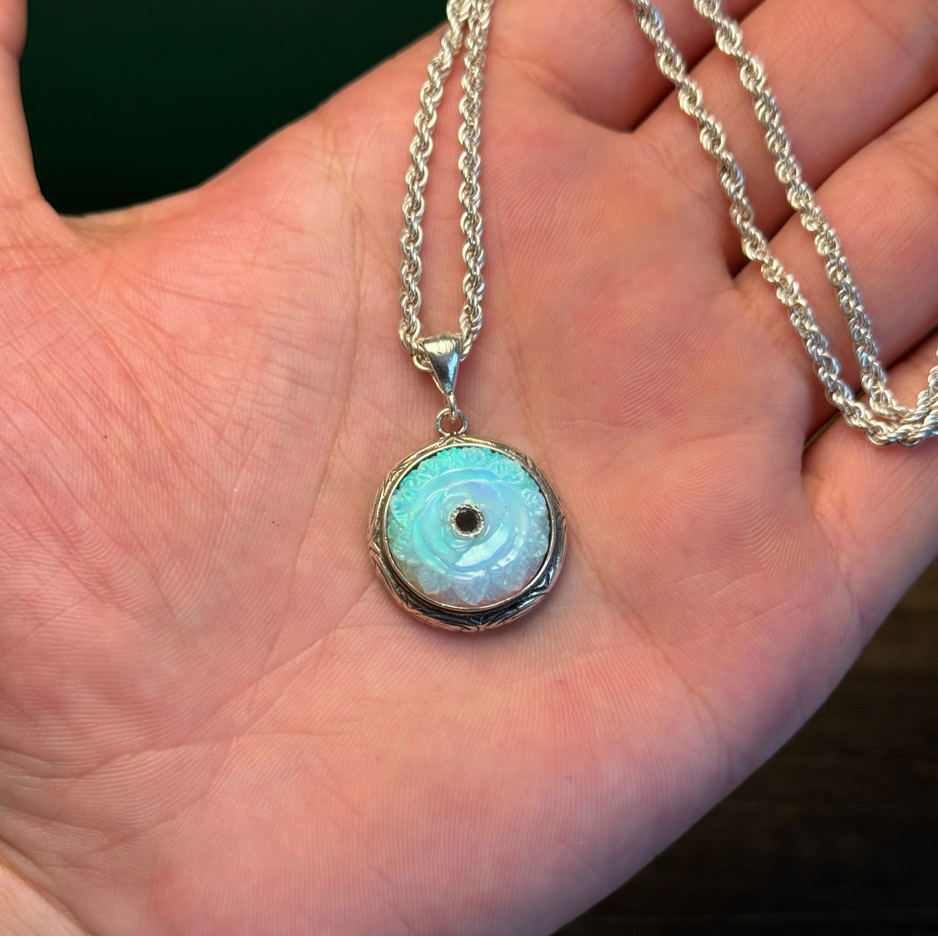 Beyaz Opal Nakkaş İşçilikli 925 Ayar Gravür Desenli Gümüş Kolye