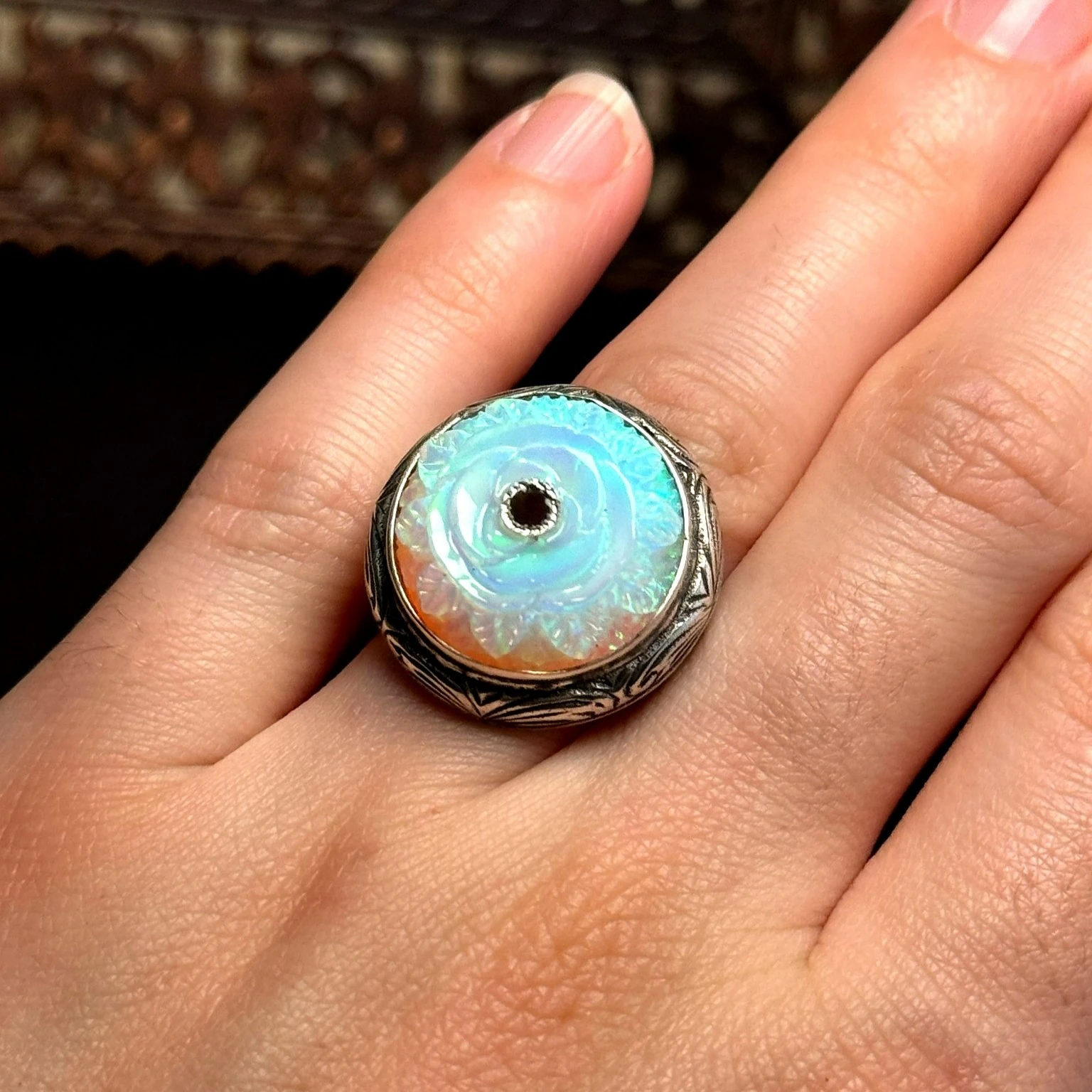 Yuvarlak Oyma İşçilikli Beyaz Opal Taşlı 925 Ayar Gümüş Yüzük