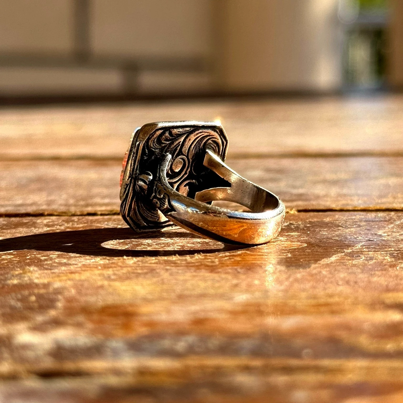 Kare Oyma İşçilikli Beyaz Opal Taşlı 925 Ayar Gümüş Yüzük