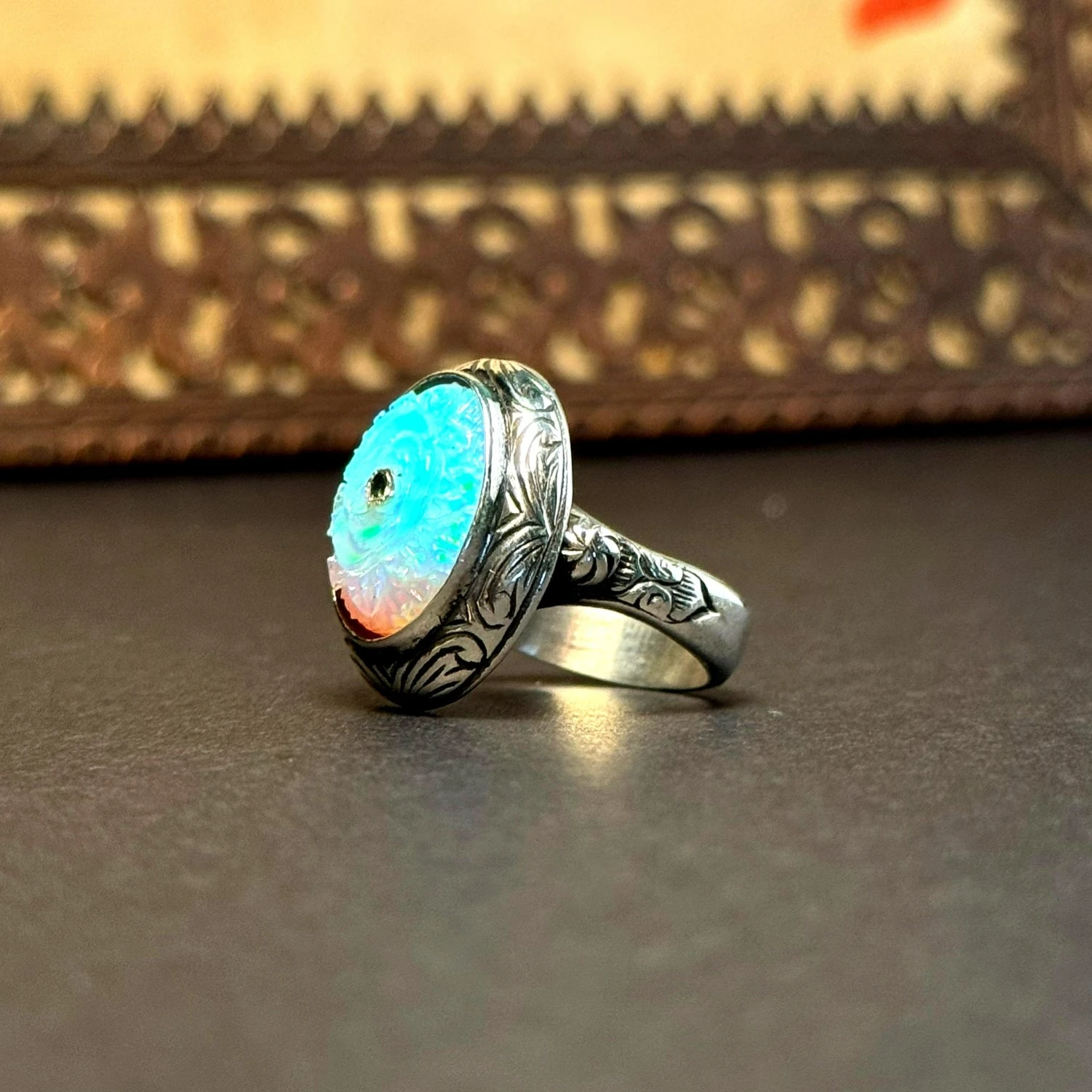 Oyma İşçilikli Beyaz Opal Taşlı 925 Ayar Gümüş Yüzük