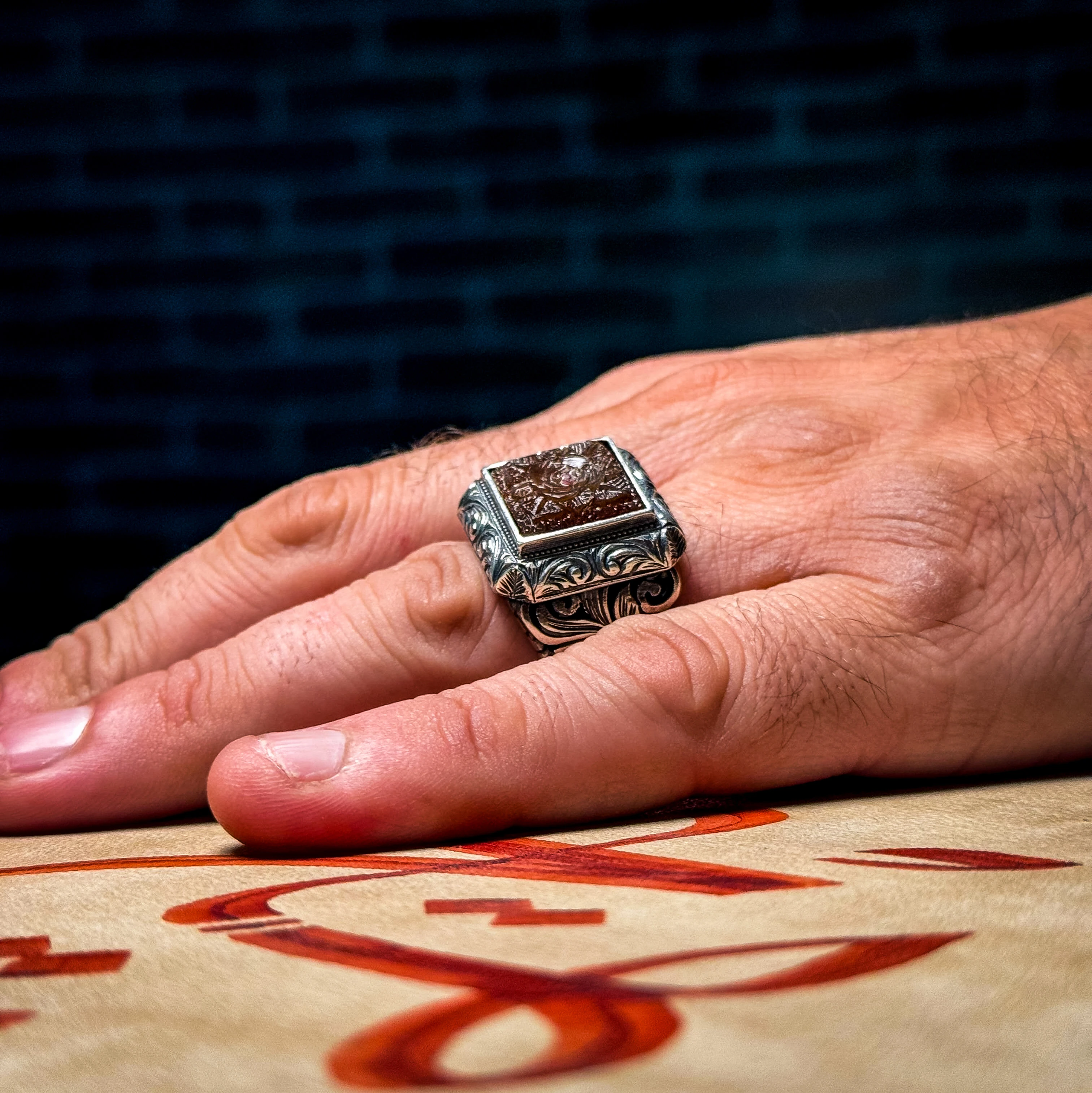 Oyma Nakkaş Taşlı 925 Kalem İşi Motifli Gümüş Yüzük