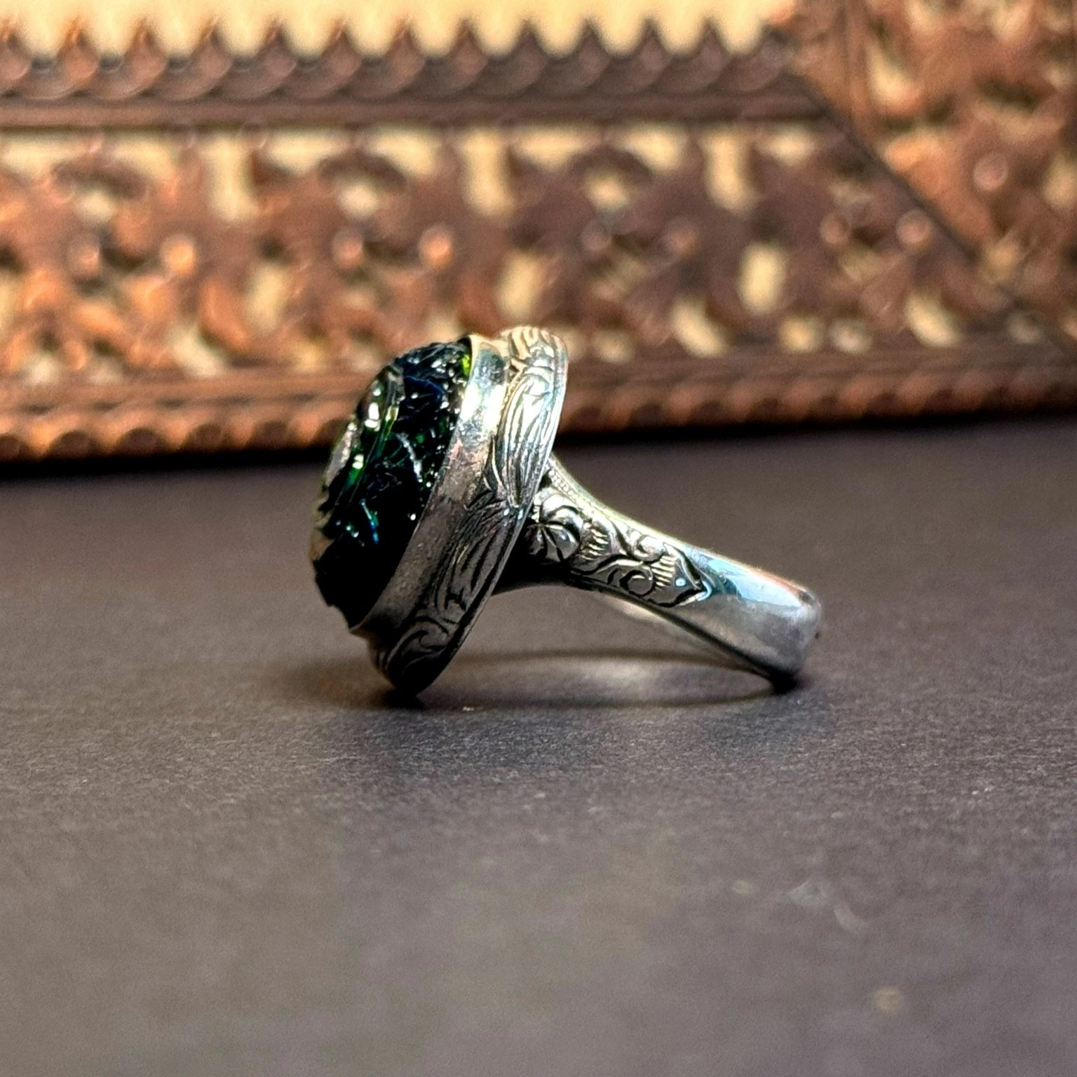 Yuvarlak Oyma İşçilikli Siyah Opal Taşlı 925 Ayar Gümüş Yüzük