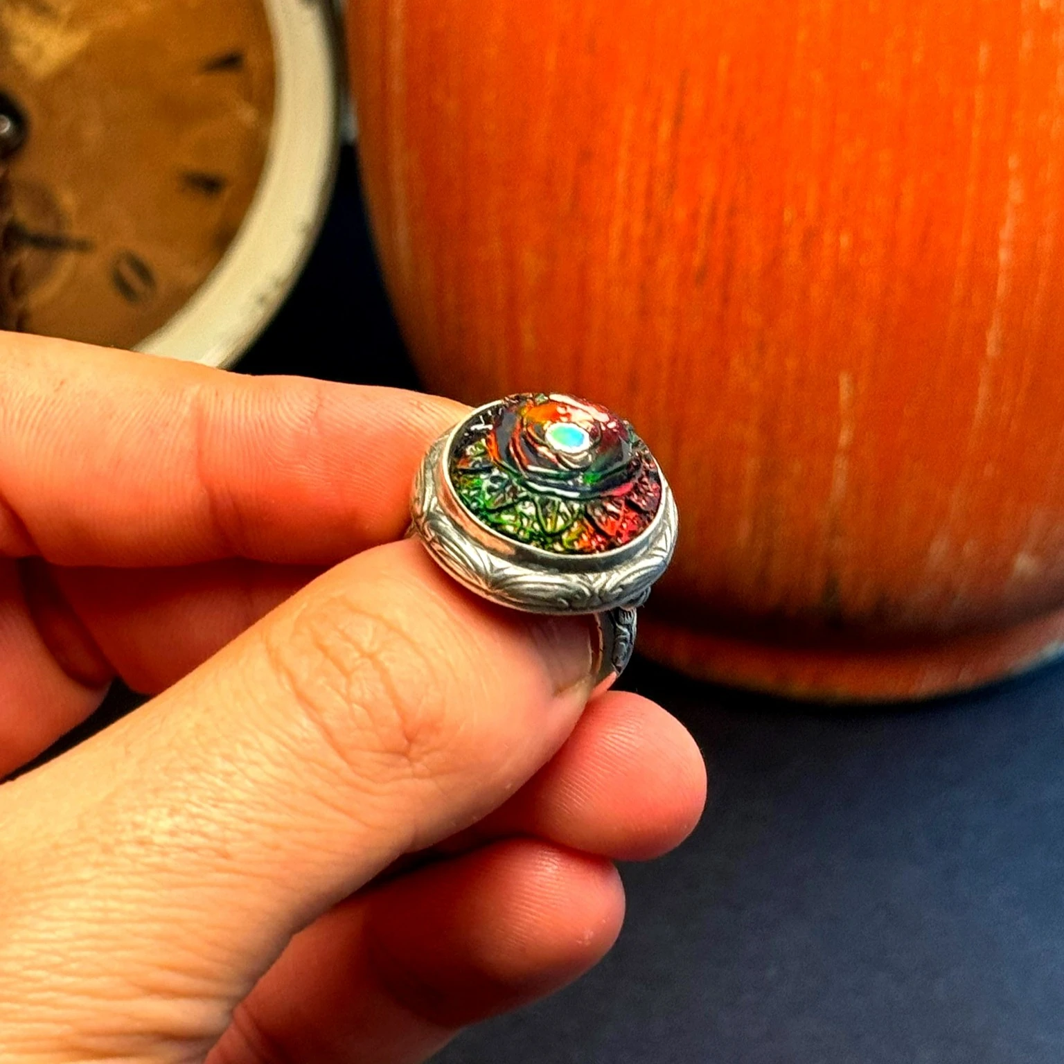 Yuvarlak Oyma İşçilikli Siyah Opal Taşlı 925 Ayar Gümüş Yüzük