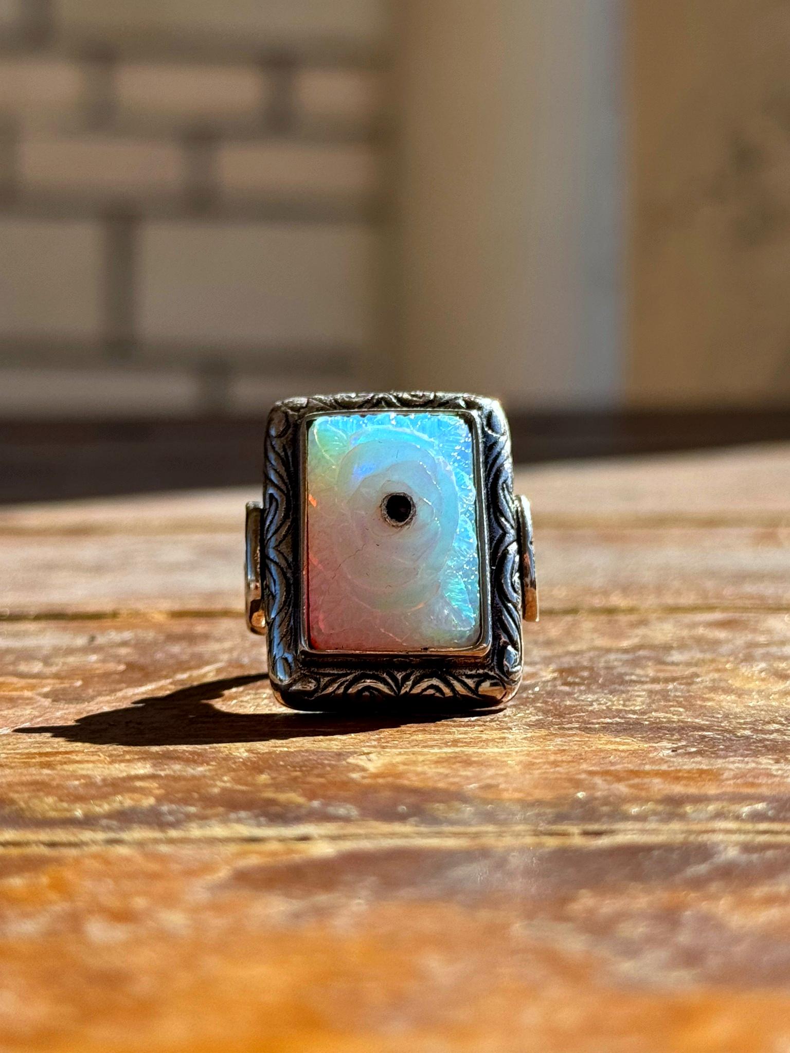 Oyma İşçilikli Beyaz Opal Taşlı Dikdörtgen 925 Ayar Gümüş Yüzük