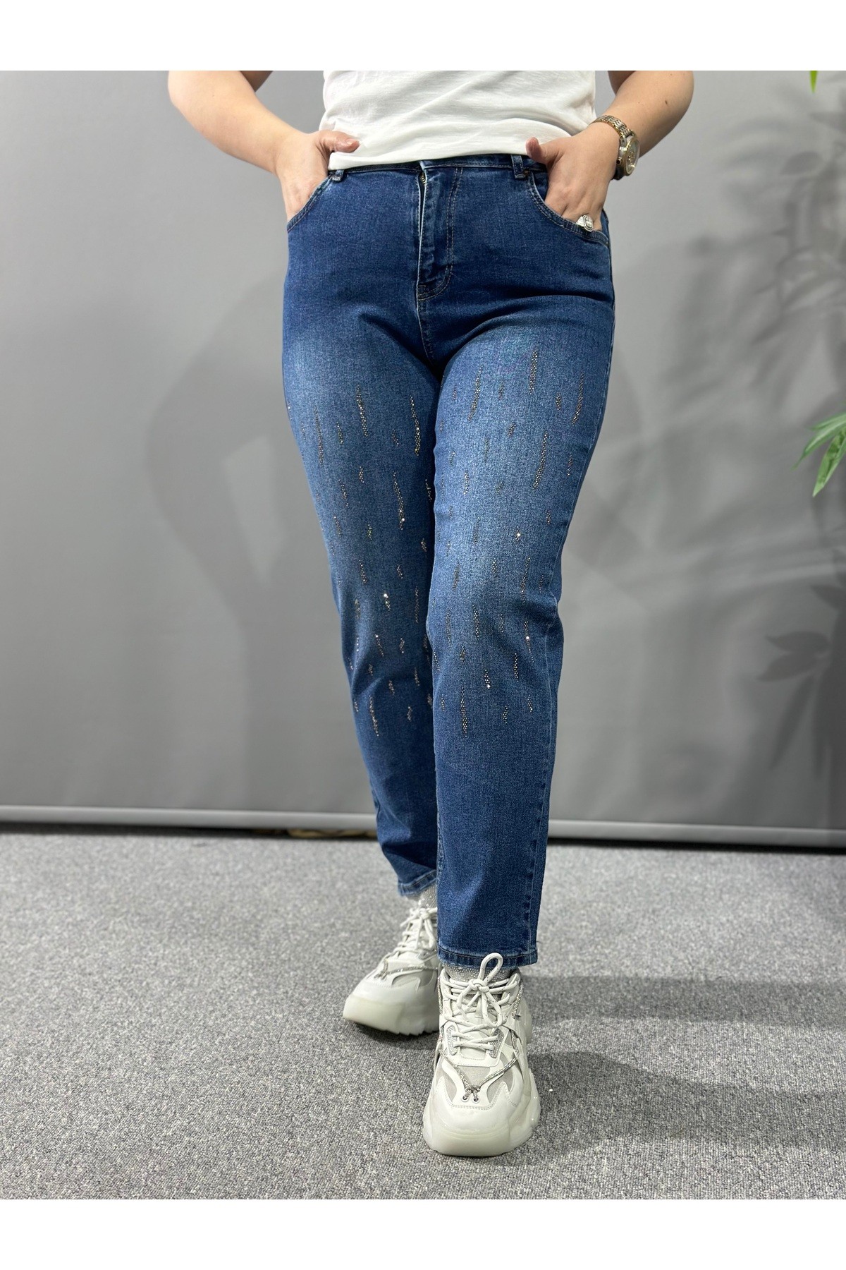 Taş Detaylı Dar Paça Jeans