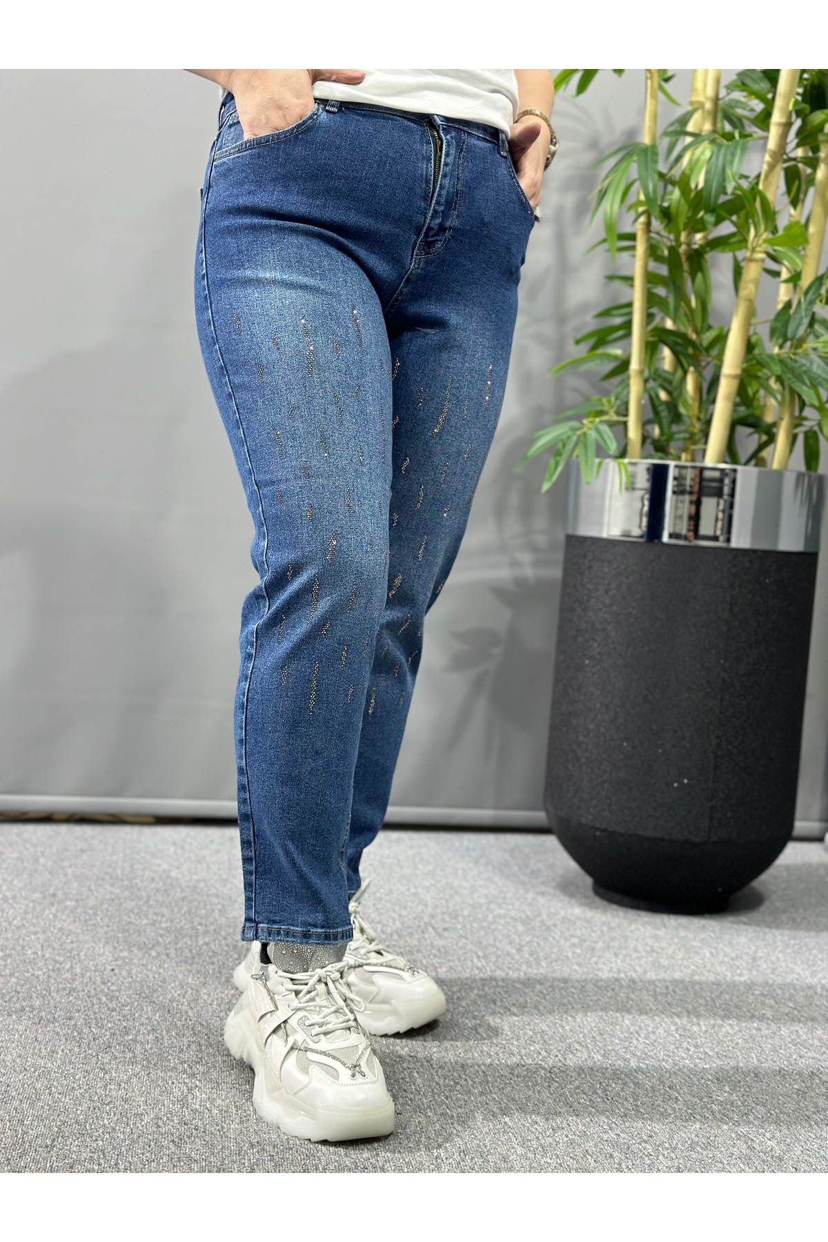 Taş Detaylı Dar Paça Jeans