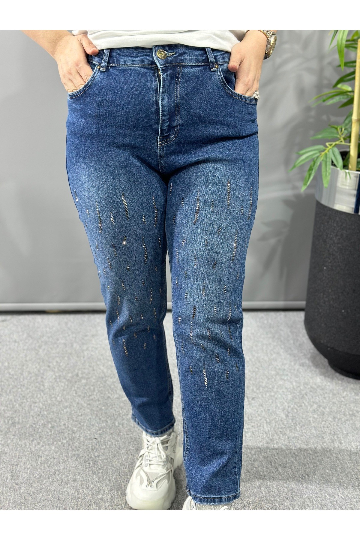 Taş Detaylı Dar Paça Jeans