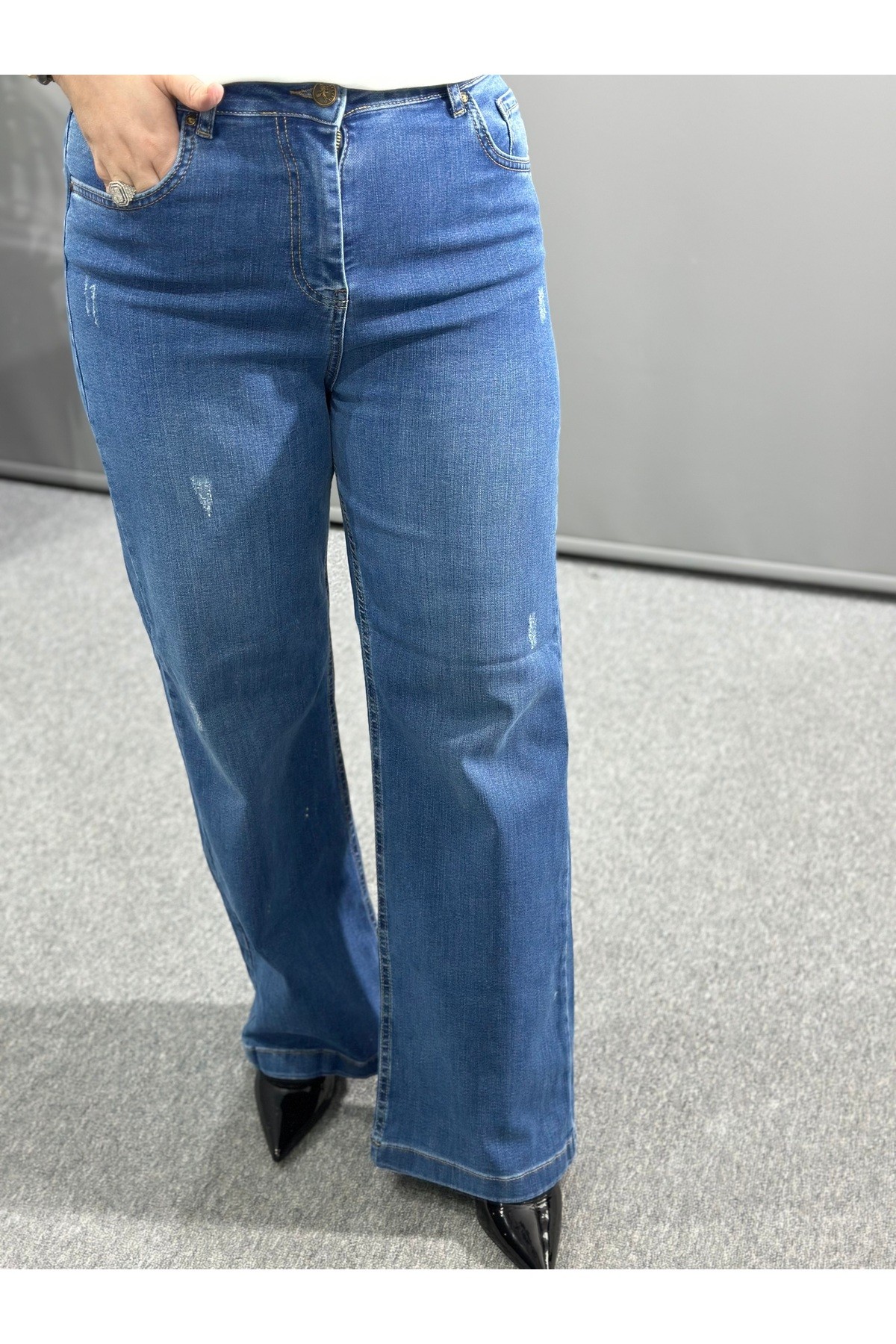 Yırtık Detaylı Bol Paça Kot Pantolon