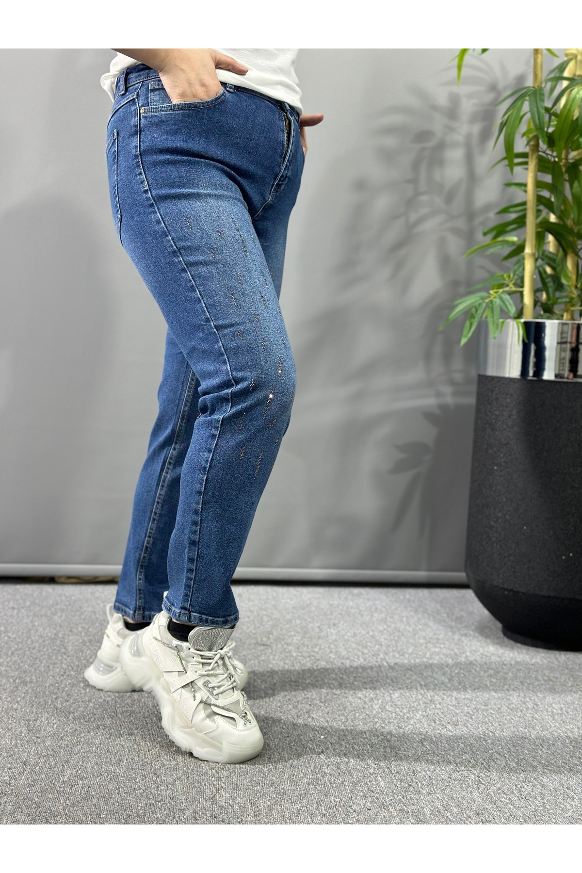 Taş Detaylı Dar Paça Jeans