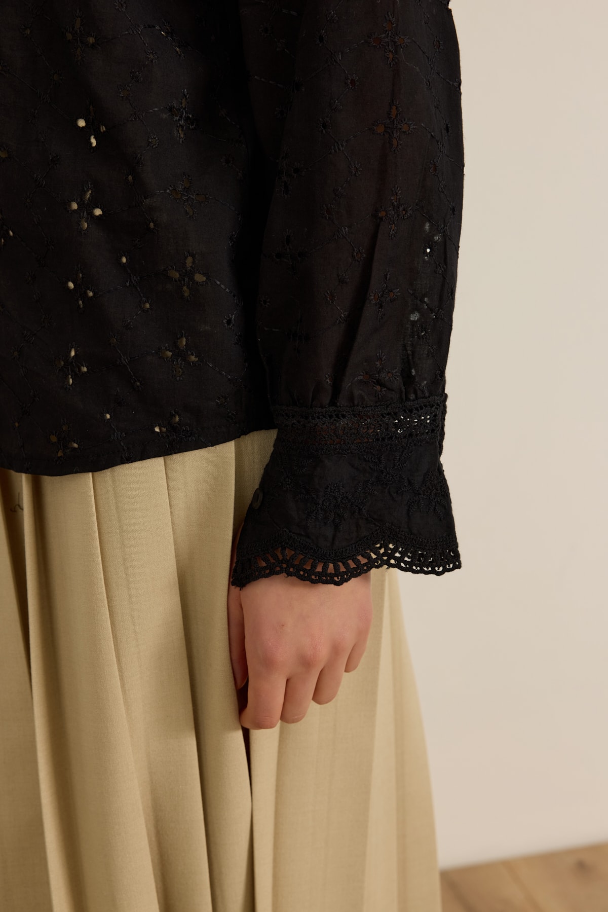 Floral detaylı güpür gömlek - obsidian