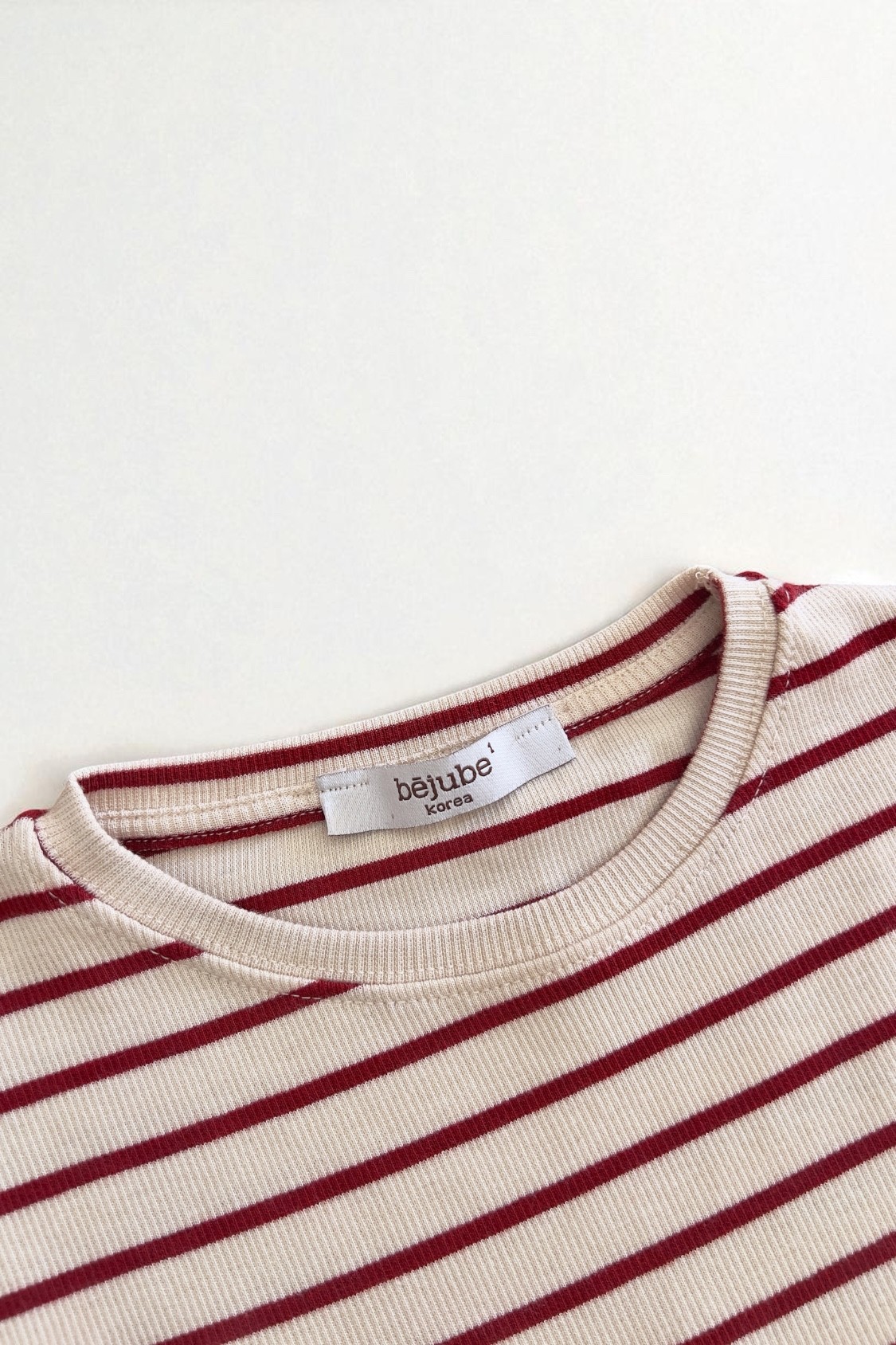 Çizgili ribanalı t–shirt
