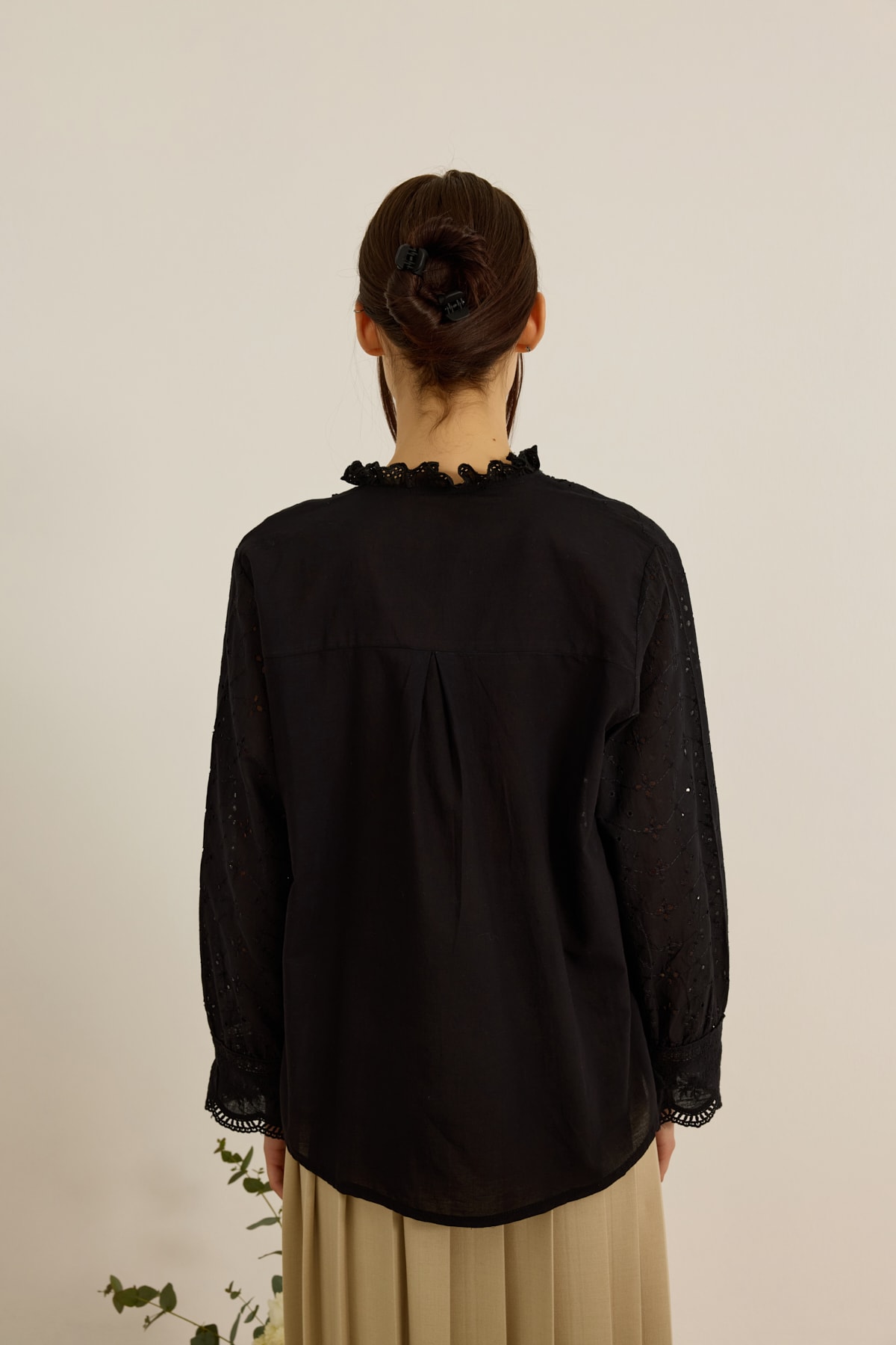Floral detaylı güpür gömlek - obsidian